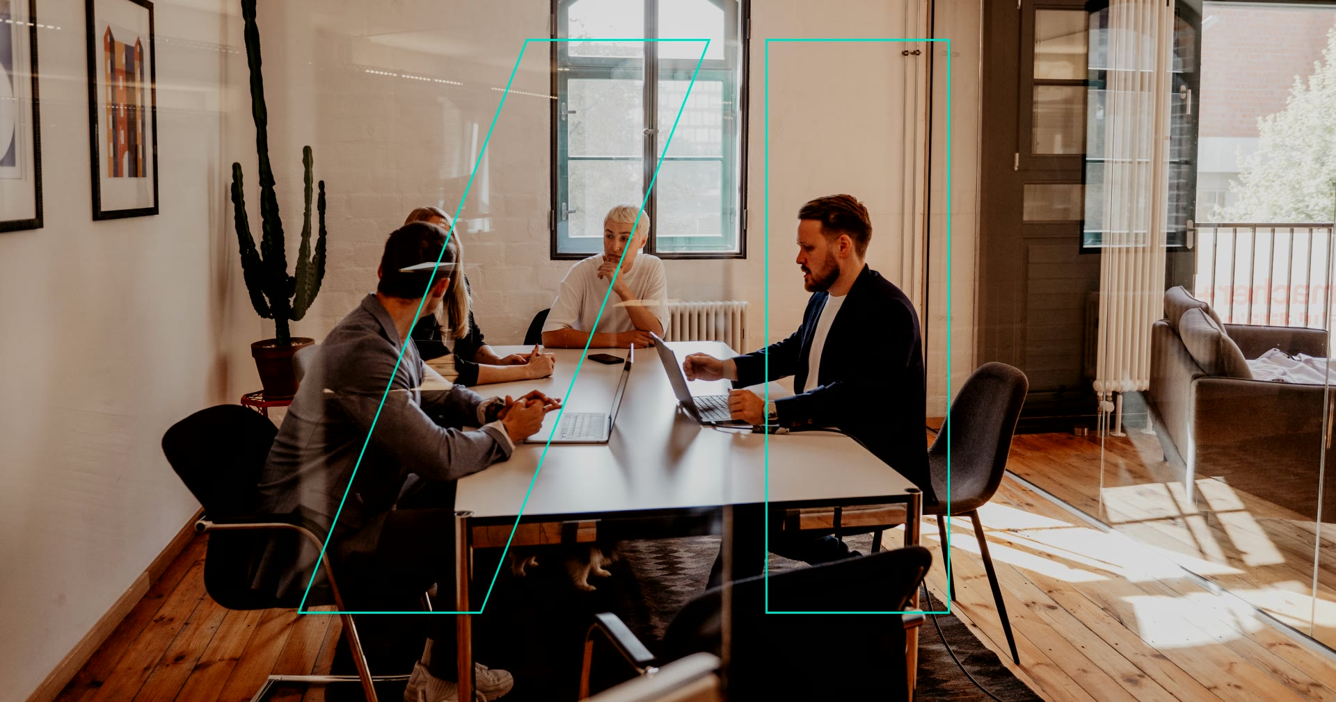 Aconvia, Keyvisual: Meeting im Büro, überlagert von der Bildmarke