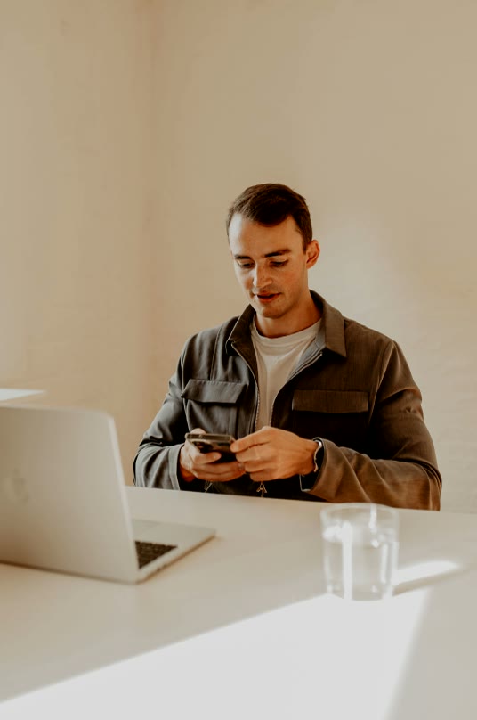 Aconvia, Berater mit Smartphone am Schreibtisch