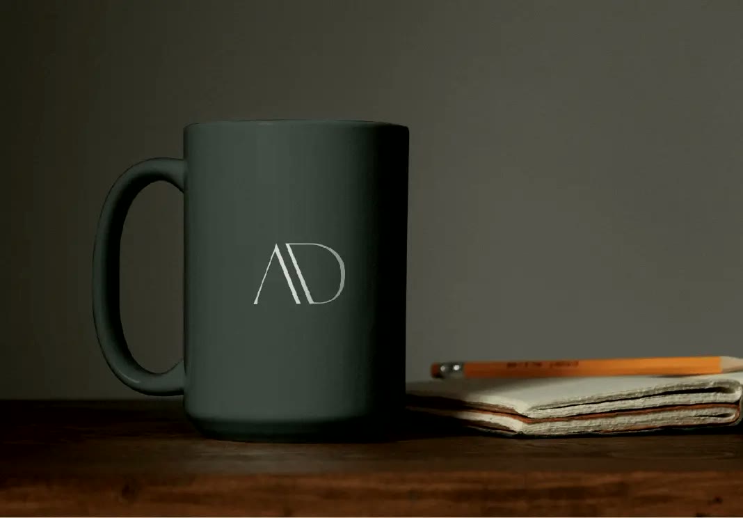 AdSuits, Tasse mit AD-Monogramm