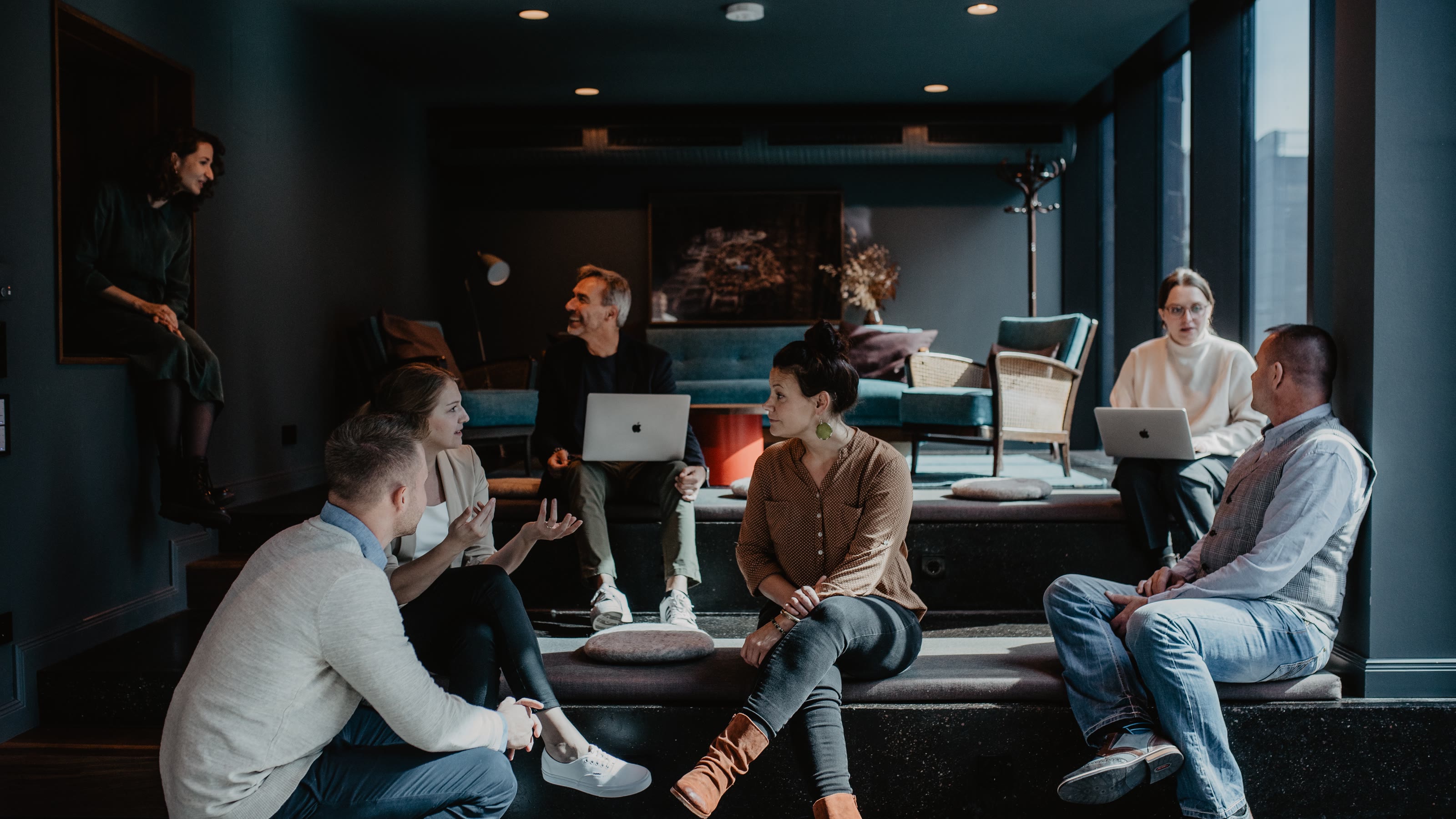 AdSuits, das Team in der Agentur-Lounge