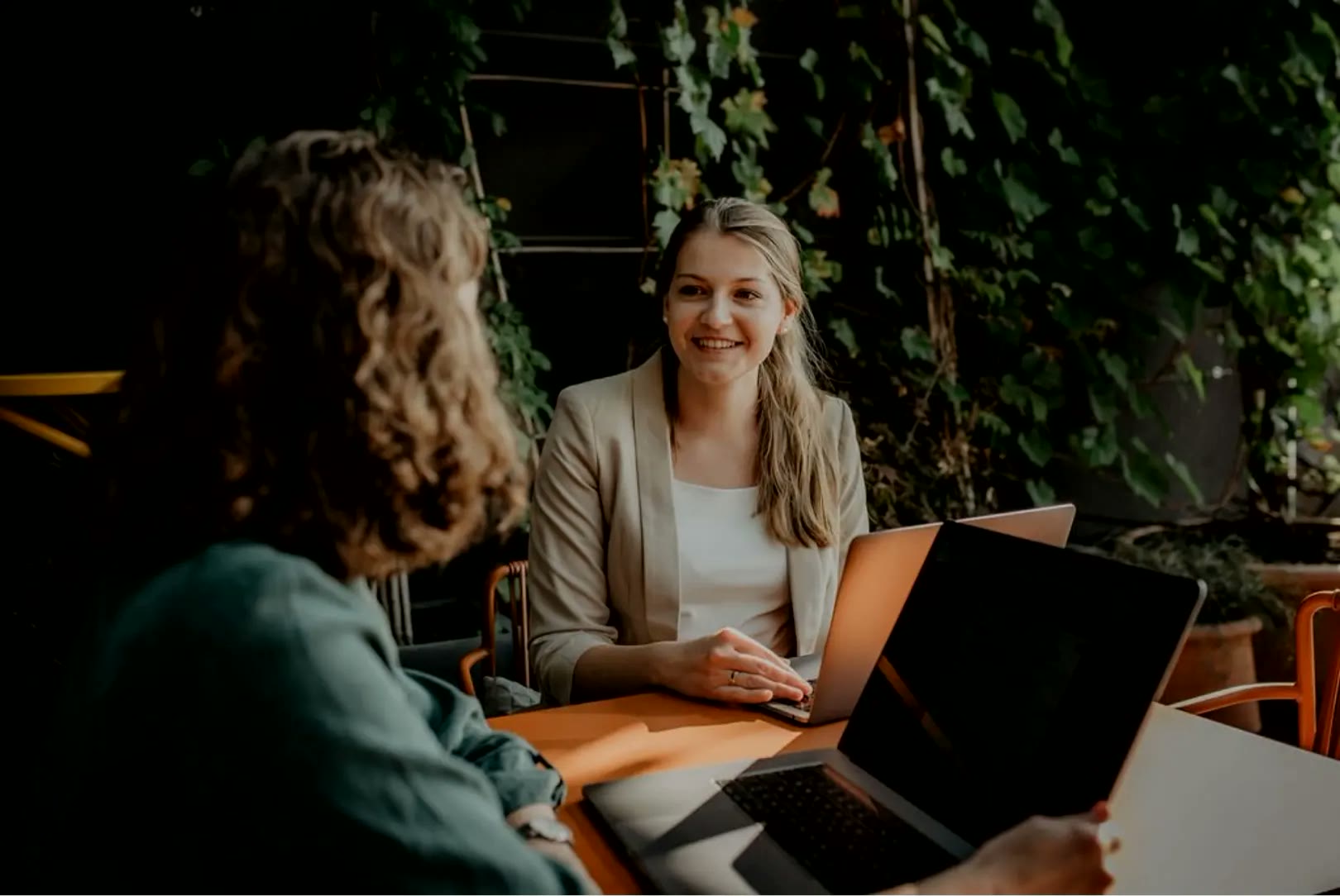 AdSuits, Arbeit am Laptop im Grünen