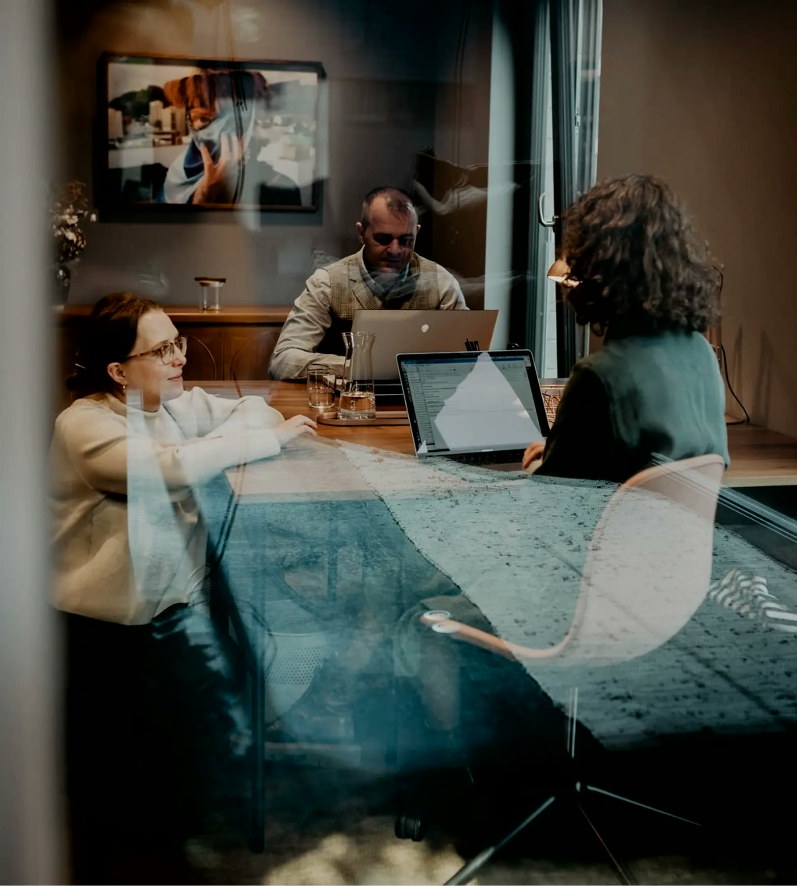 AdSuits, Besprechung hinter Glas