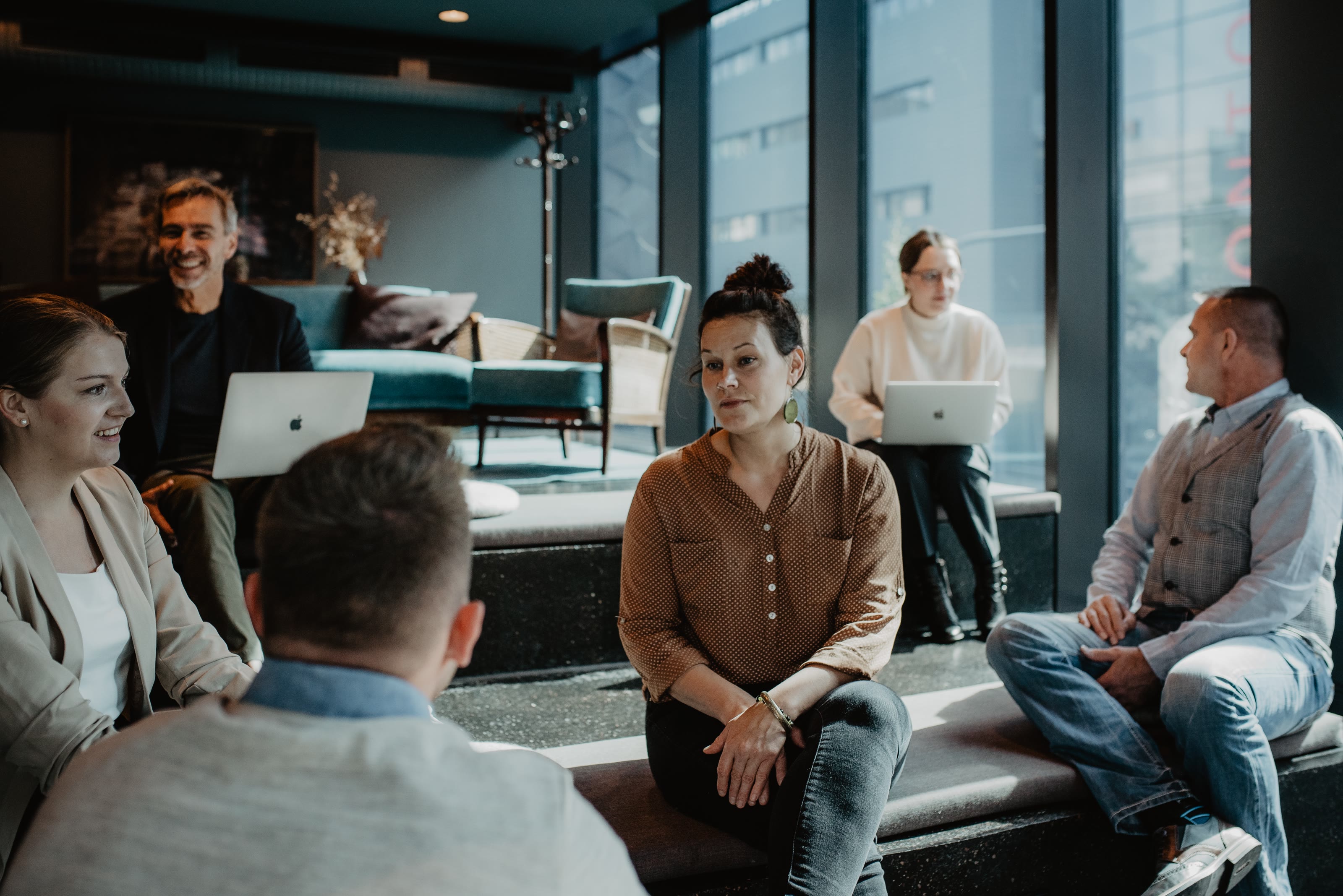 AdSuits, das Team in der Agentur-Lounge