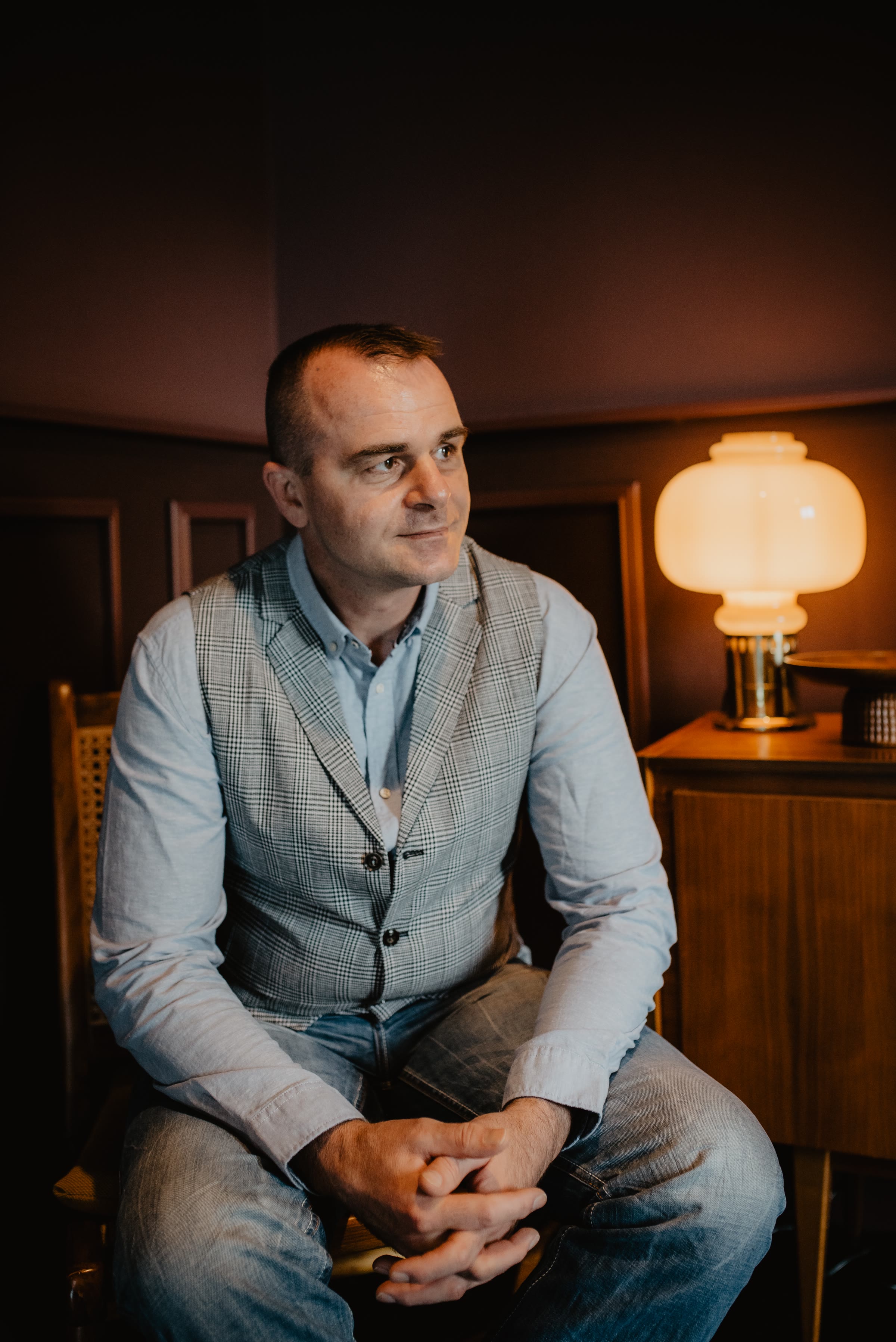 AdSuits, Portrait im Lampenlicht