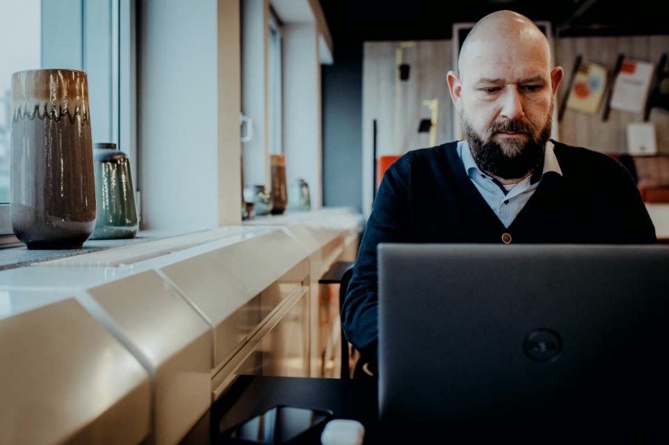 be.care solutions, Berater am Laptop