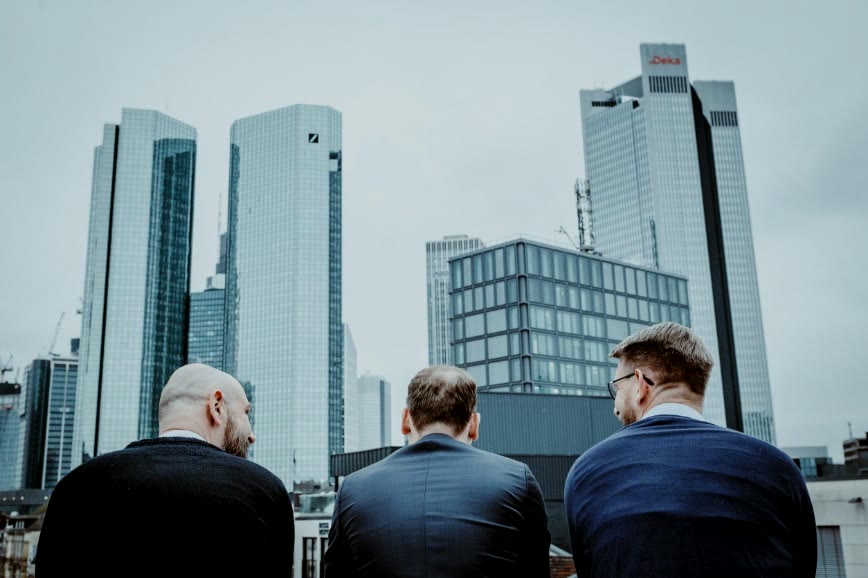 be.care solutions, Team vor der Frankfurter Skyline