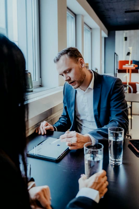 be.care solutions, Berater am Besprechungstisch