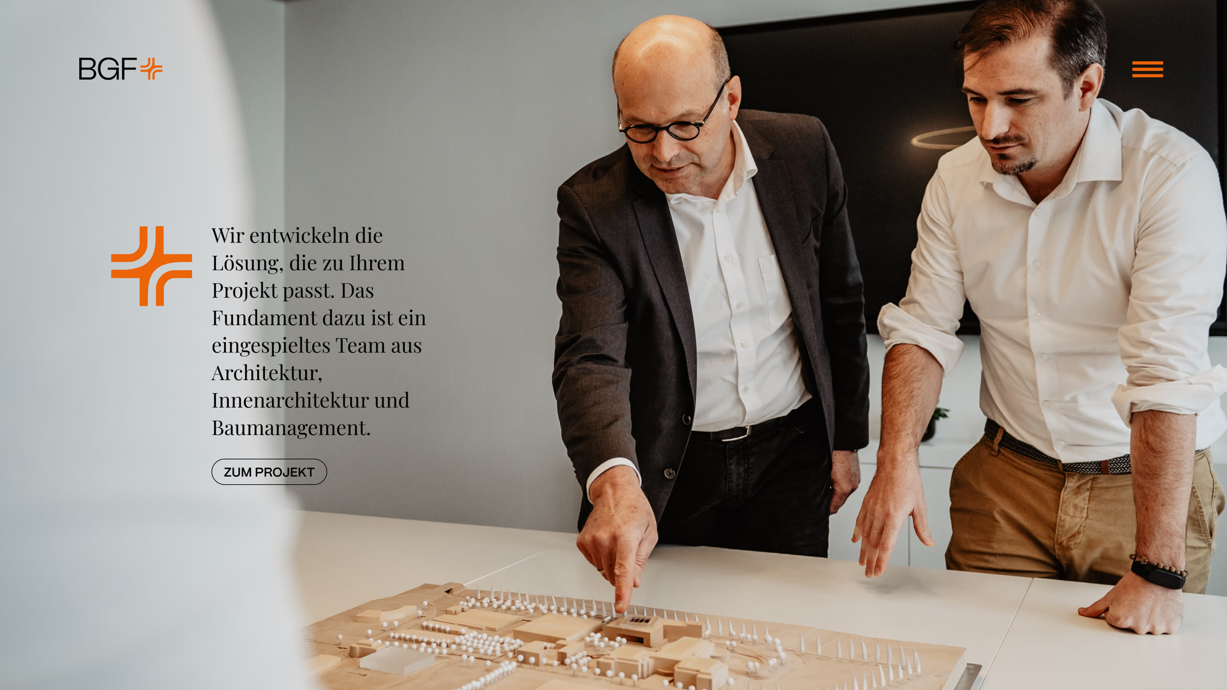 BGF+, Website-Sektion mit Team am Architekturmodell