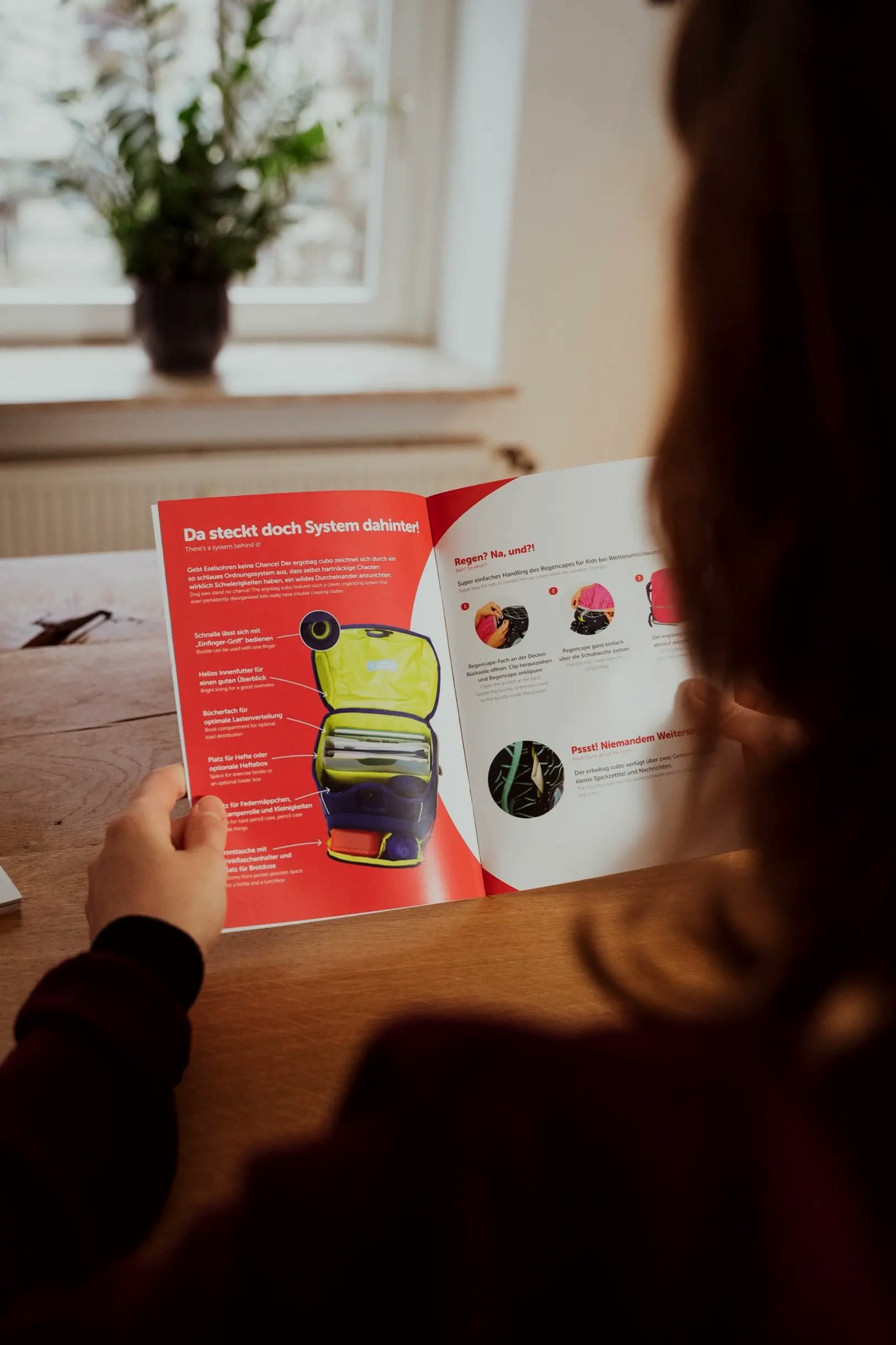 ergobag, Broschüre beim Lesen