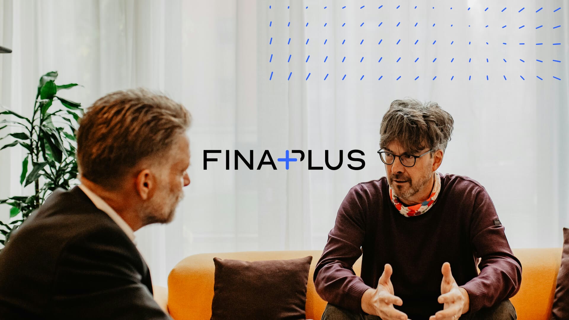 Finaplus, Keyvisual: Gespräch auf dem Sofa mit FINA+PLUS-Logo und Grid-Muster