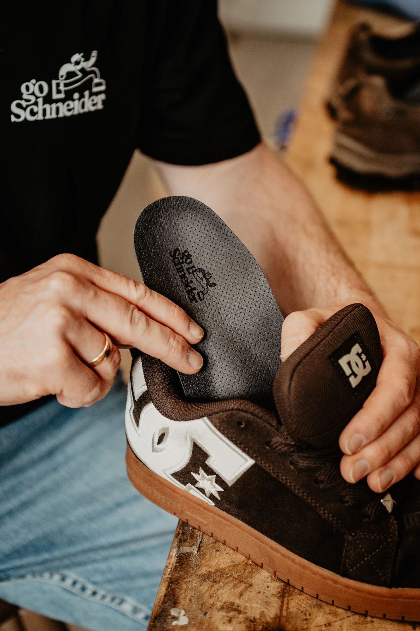 goSchneider Einlage wird in einen Schuh eingesetzt – Detail der individuellen Passform