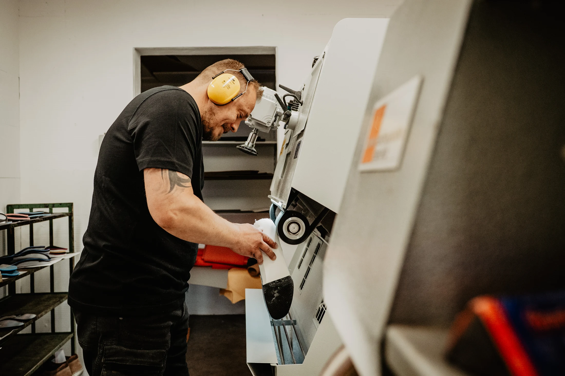 Handwerkliche Bearbeitung einer Einlage an der Werkstattmaschine mit Gehörschutz
