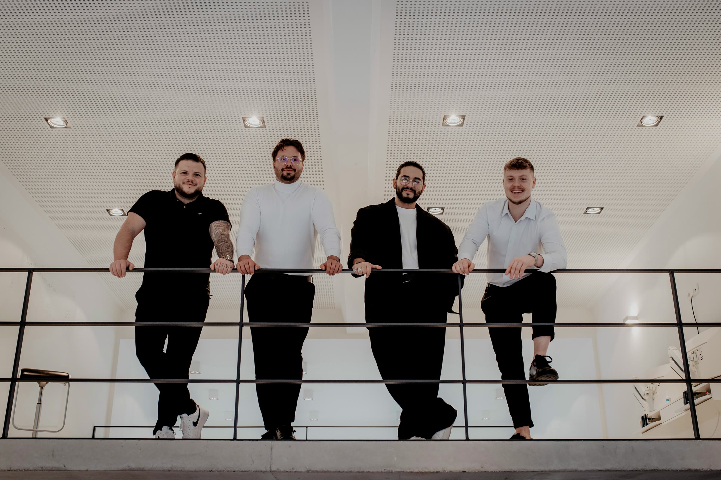 Highr. das Team auf der Galerie im Büro
