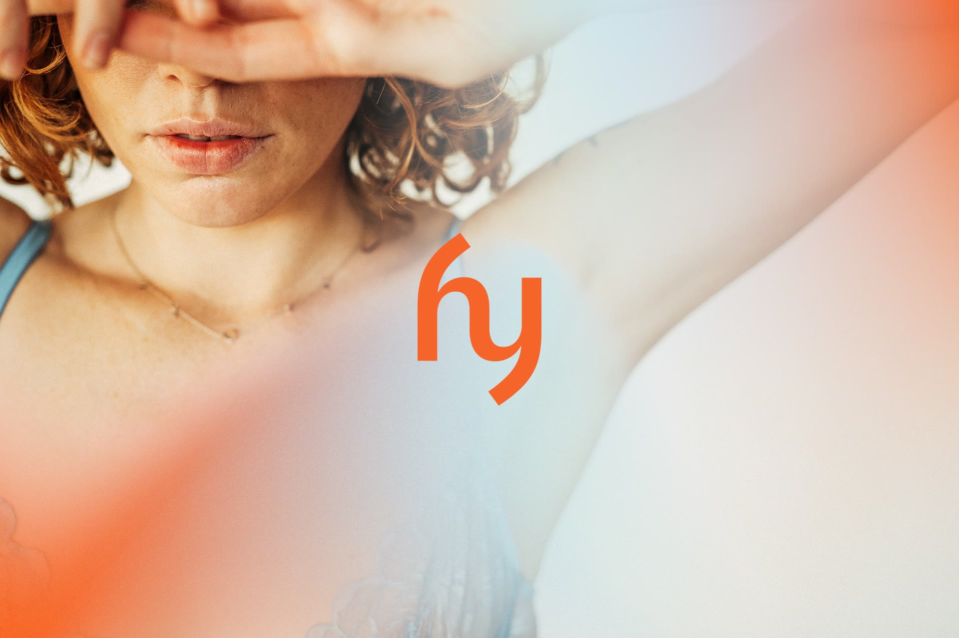hy, help yourself: Frau mit Arm vor dem Gesicht und hy-Signet