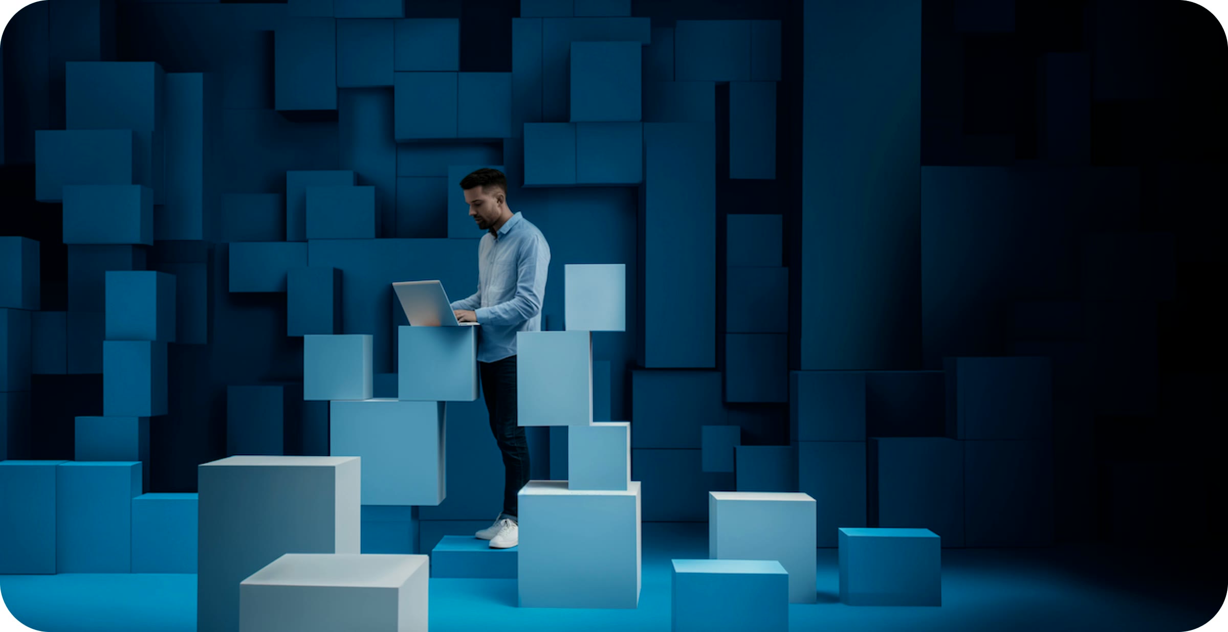 Immofolia, Keyvisual: Mitarbeiter mit Laptop in einer dunkelblauen Cube-Welt