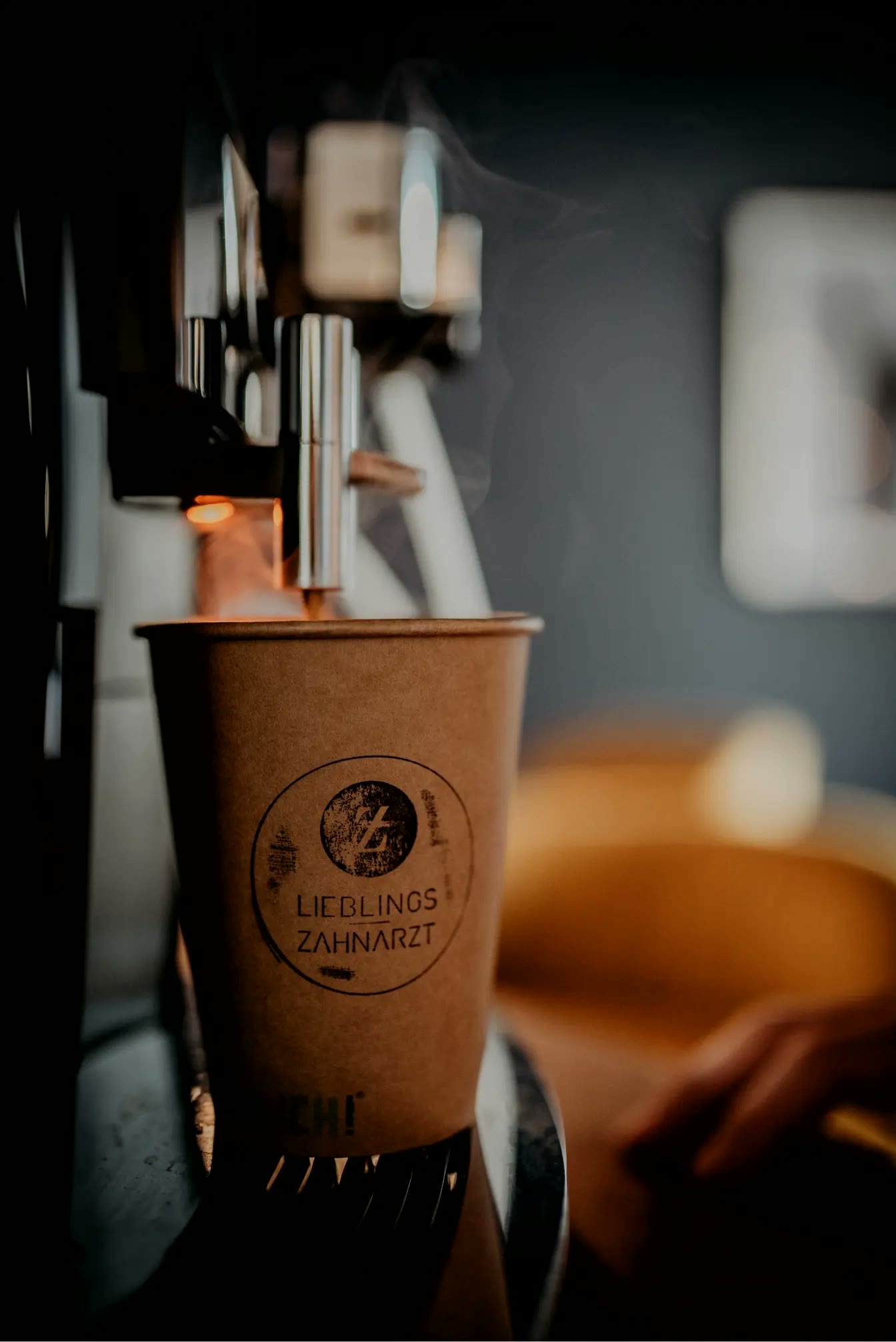 Lieblings-Zahnarzt, Wartezeit-Kaffee im Becher mit Signet
