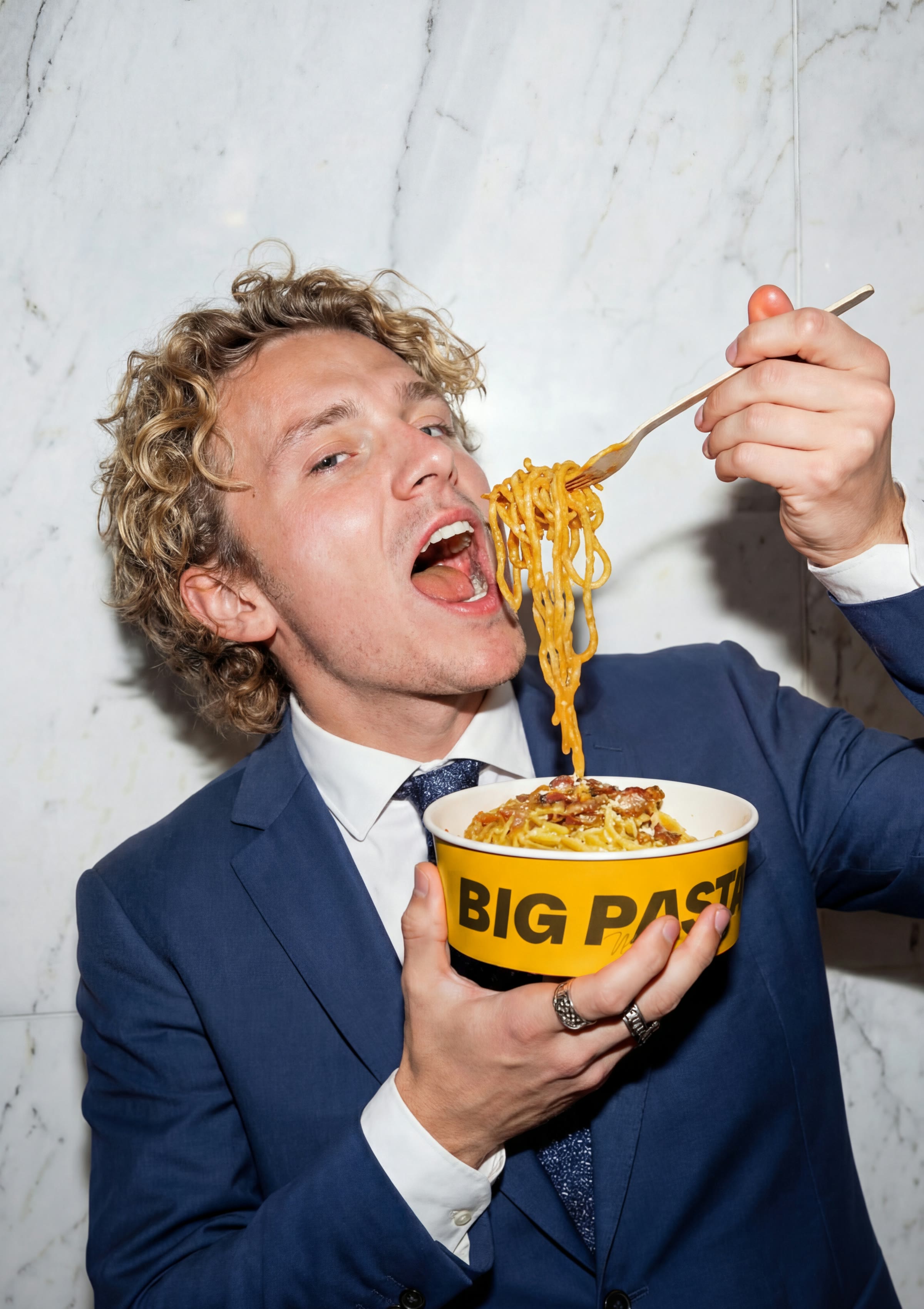 Little Big Pasta, Kampagnenmotiv: Pasta im Anzug