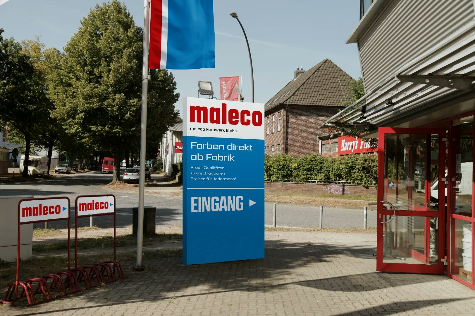 Maleco, Eingang zum Fabrikverkauf mit Fahne