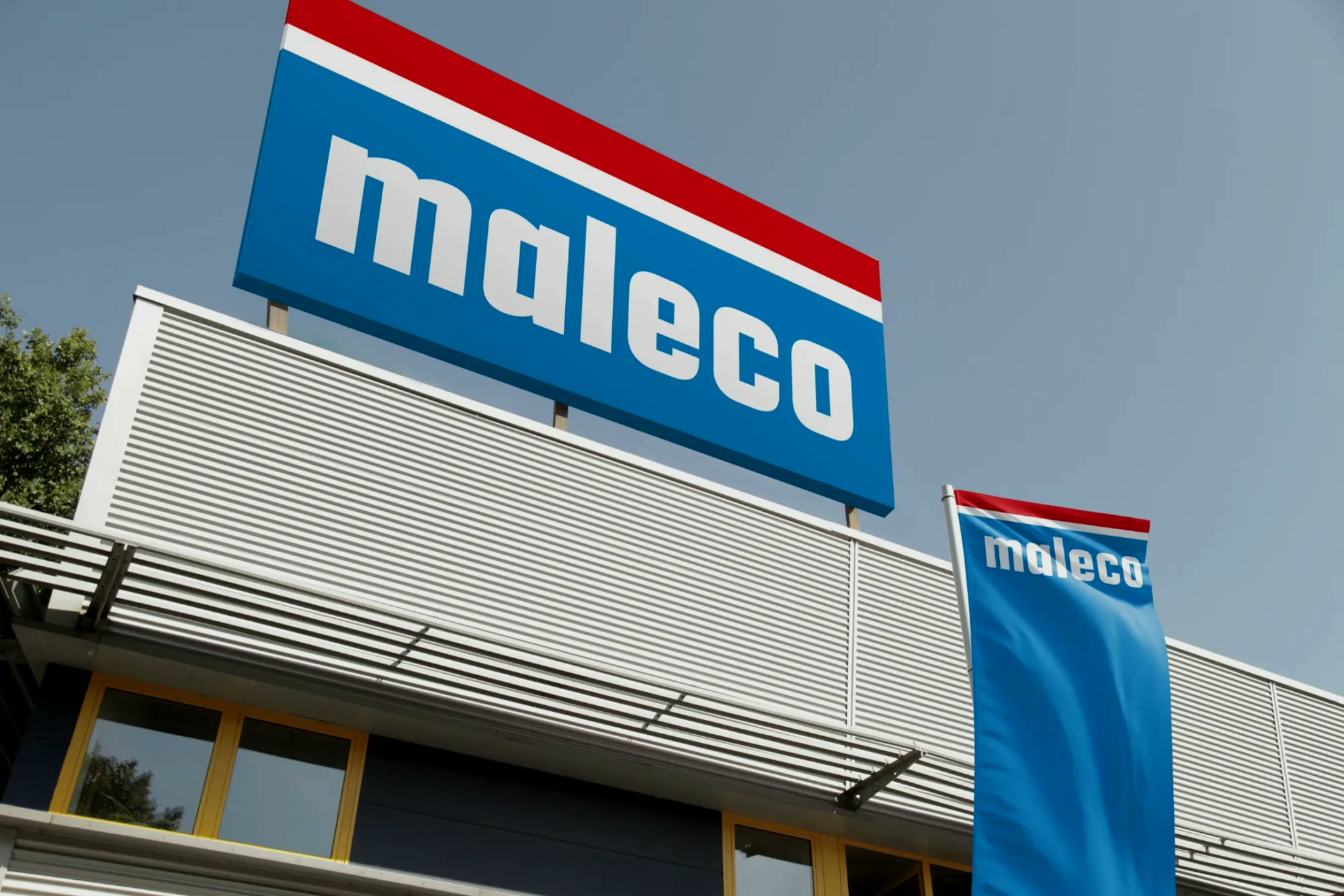 Maleco, Ladenlokal mit neuer Beschilderung und Fahne