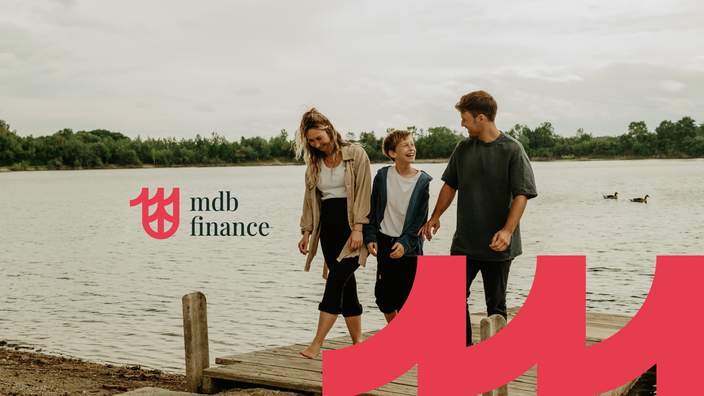 mdb finance, Keyvisual: Familie am See mit Logo und roter Wellenform