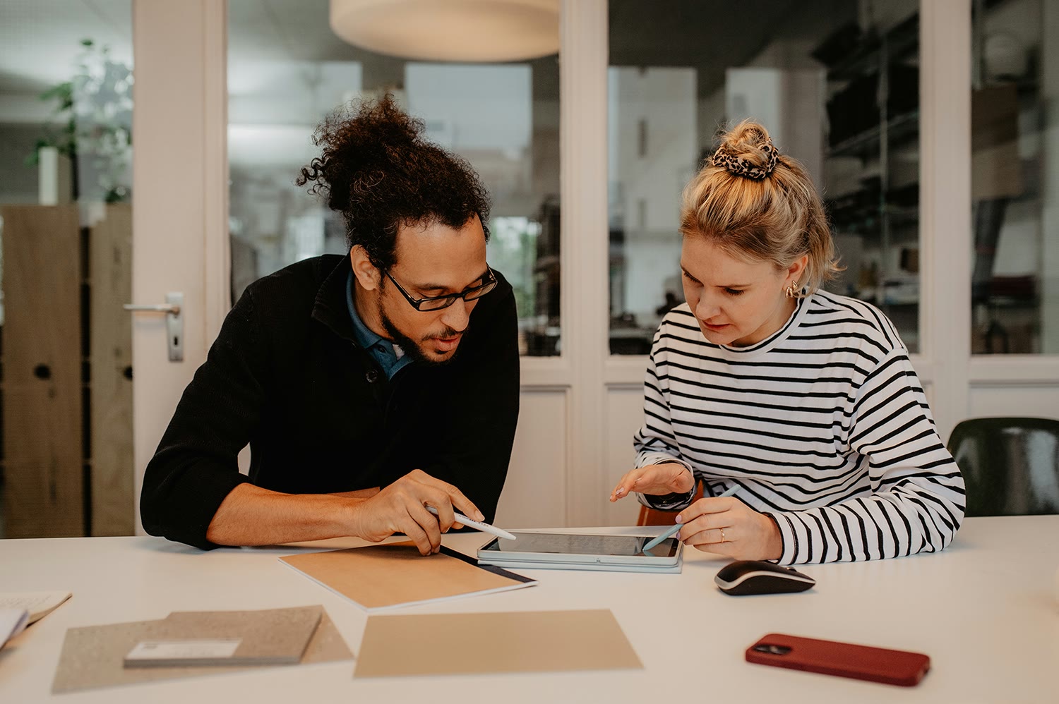 medium Architekten am Arbeitstisch