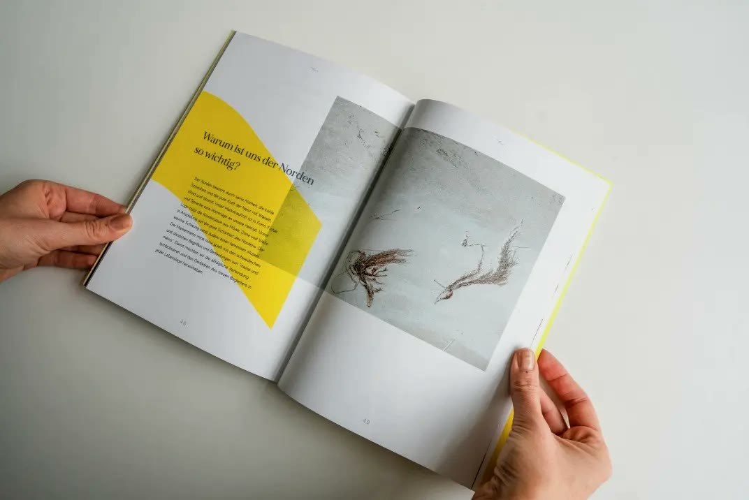 mine mina, Brandbook-Innenseite mit gelber Fläche