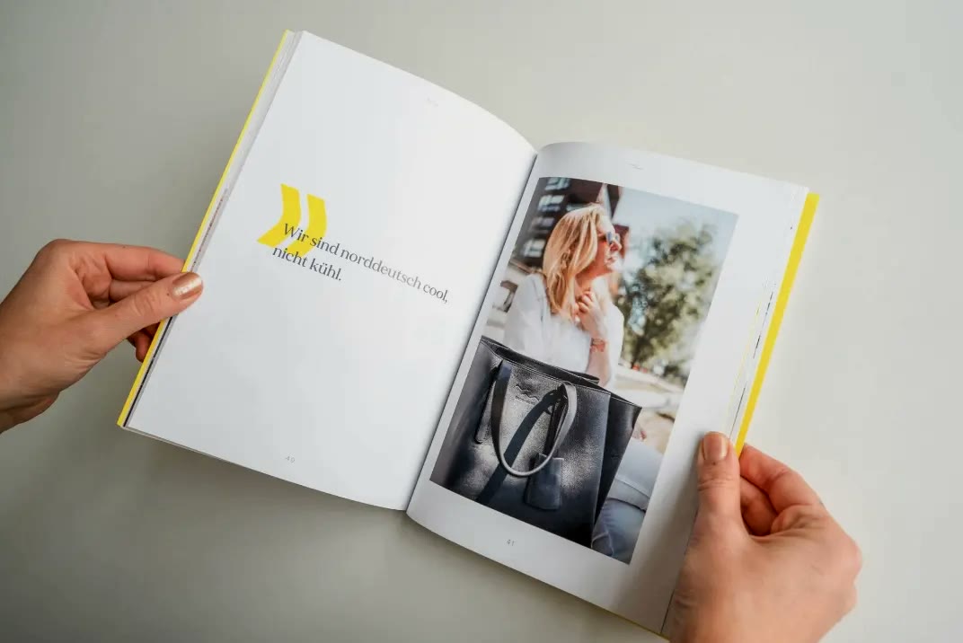 mine mina, Brandbook-Innenseite mit Modelfoto