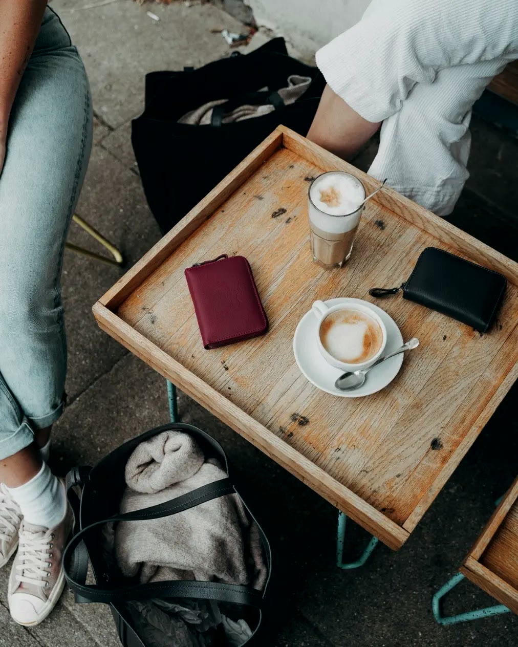 mine mina, Taschen und Portemonnaie im Café