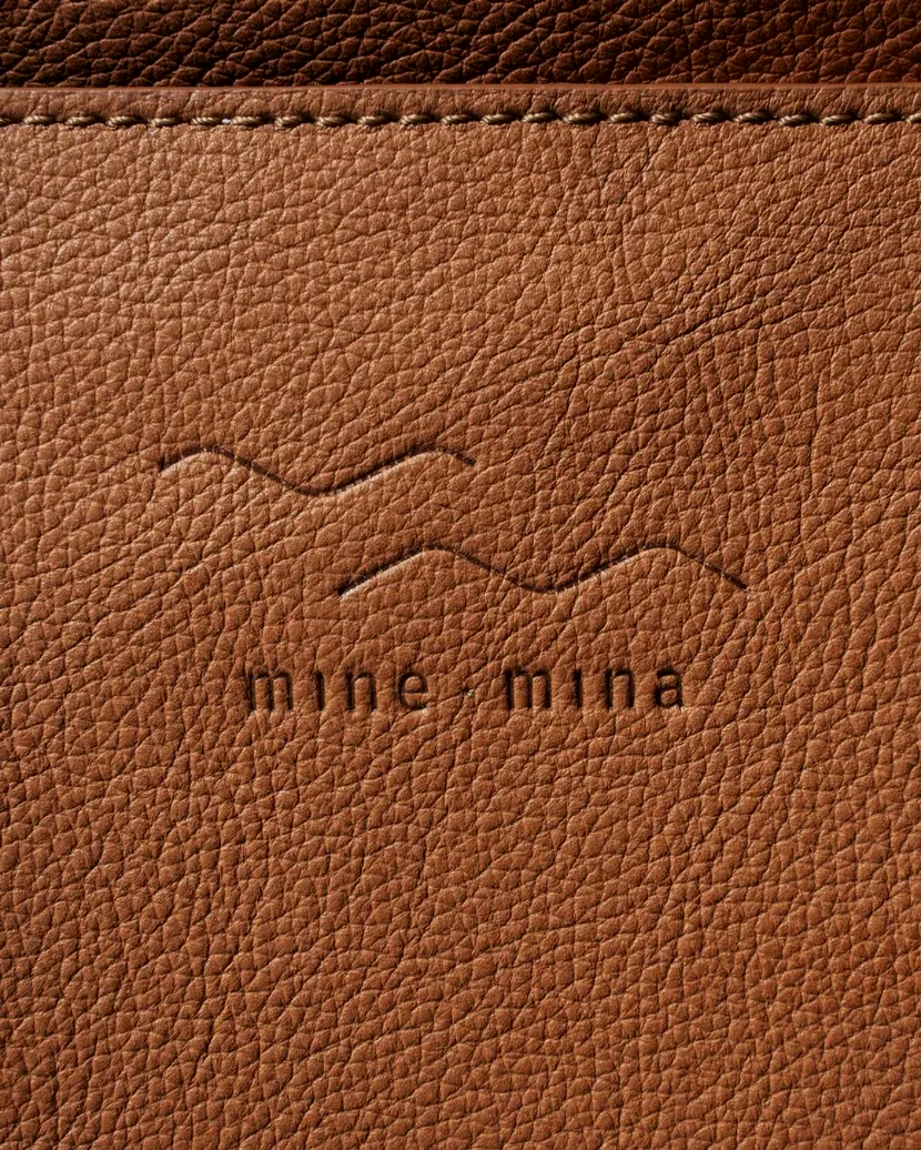 mine mina, Logoprägung im Leder