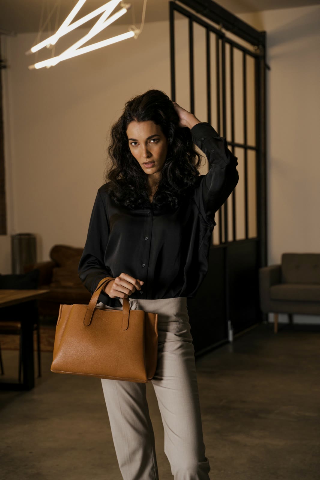 mine mina, Model mit cognacfarbener Tasche