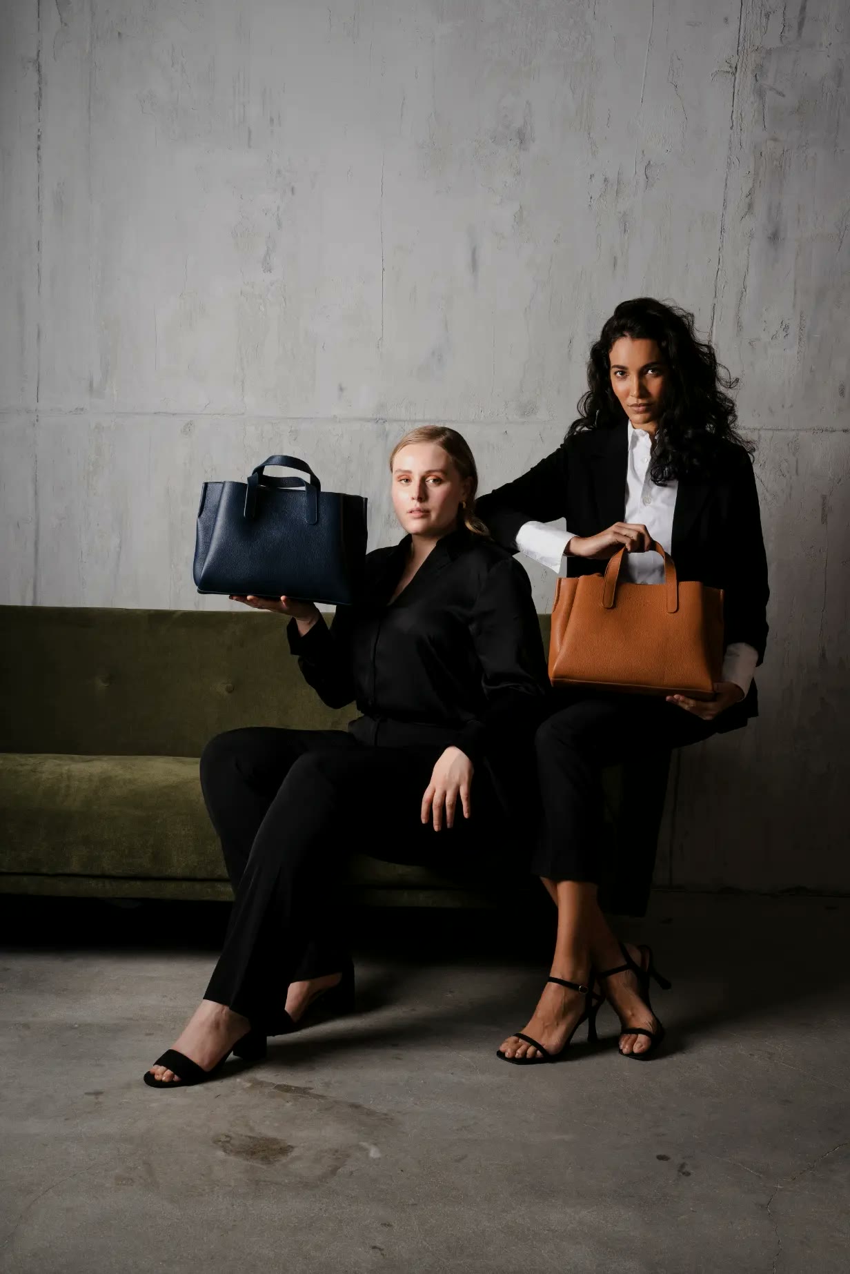 mine mina, zwei Models mit Taschen auf dem Sofa