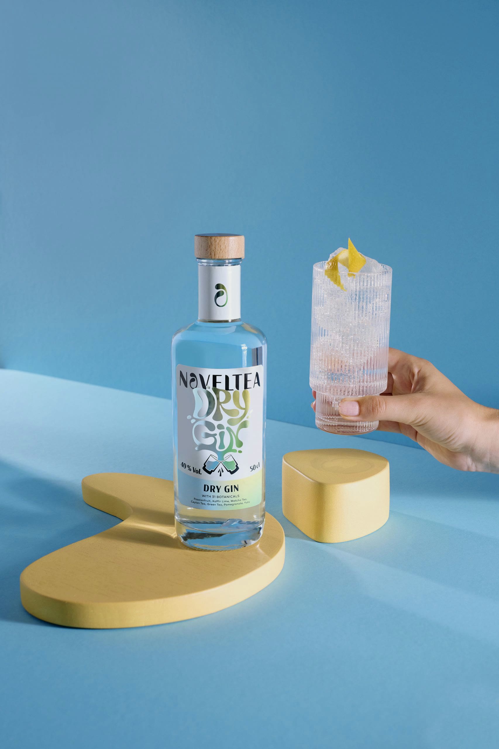 Noveltea, Dry Gin mit Drink auf blauem Grund