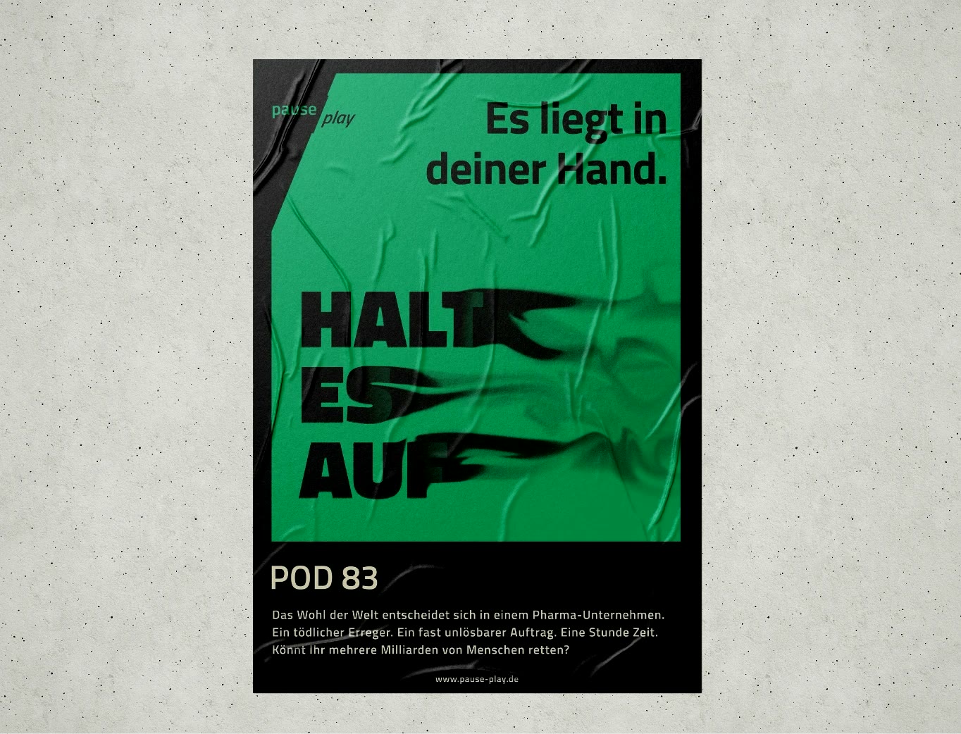 pause / play, Plakat „Halte es auf“ an der Wand