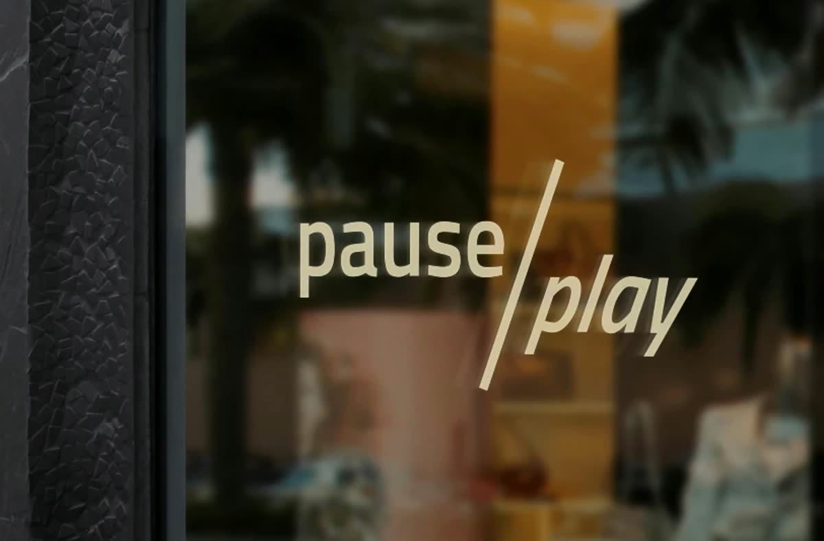 pause / play, Logo im Schaufenster der Filiale