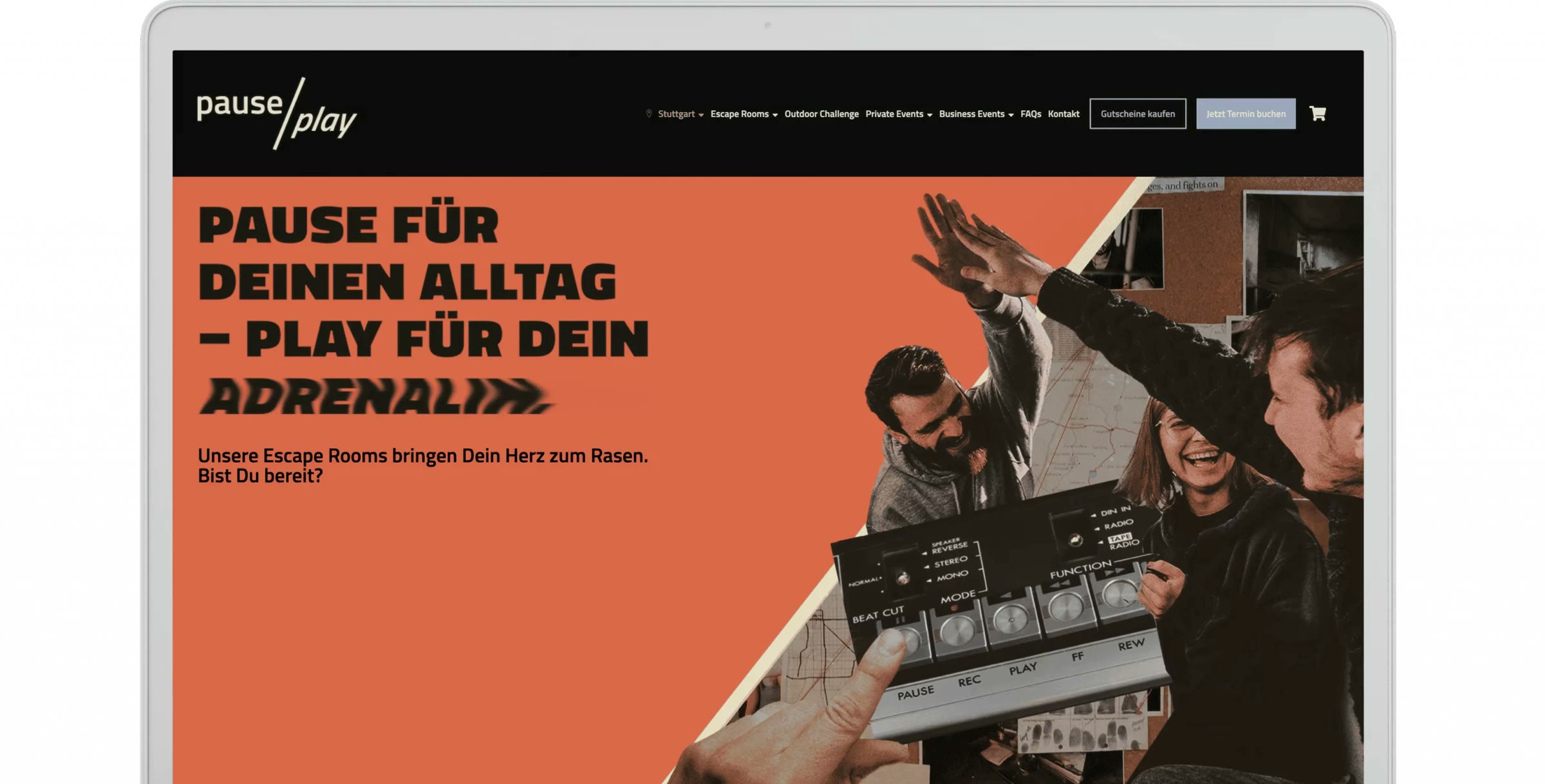 pause / play, Website „Pause für deinen Alltag, Play für dein Adrenalin“ auf dem Laptop