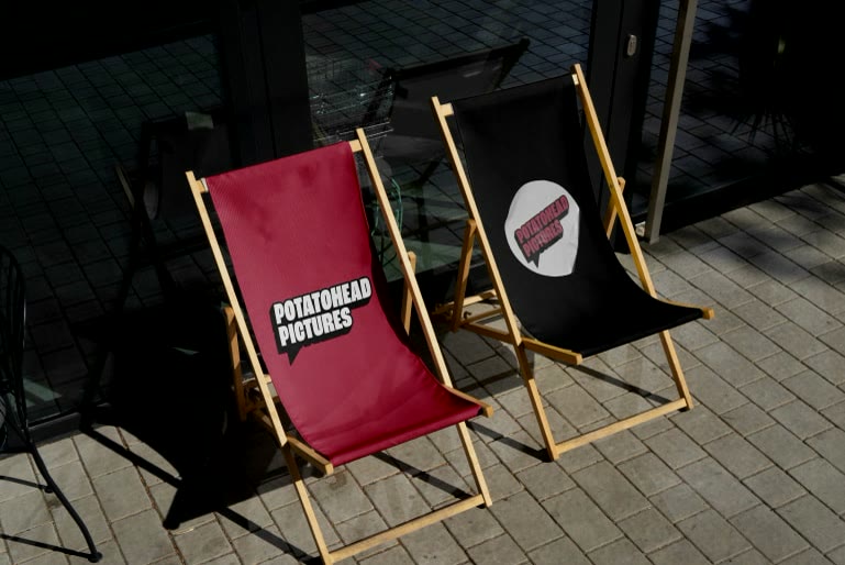 Potatohead Pictures, Liegestühle mit Logo