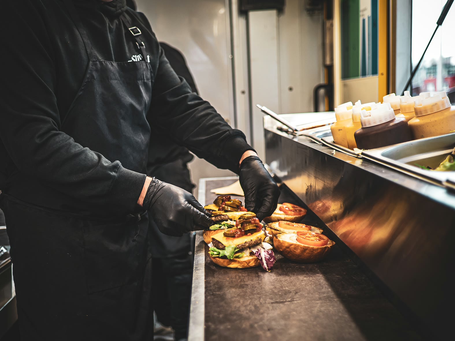 Street Gourmet, Burger-Zubereitung im Truck
