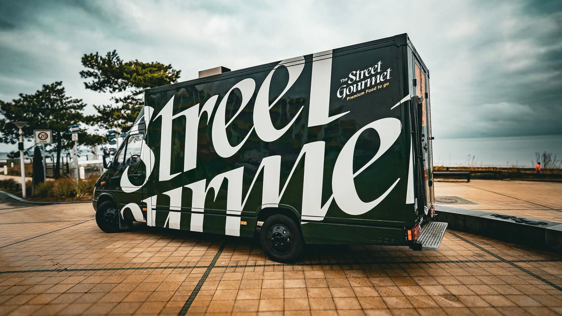 Street Gourmet, Foodtruck im neuen Design mit großformatigem Schriftzug