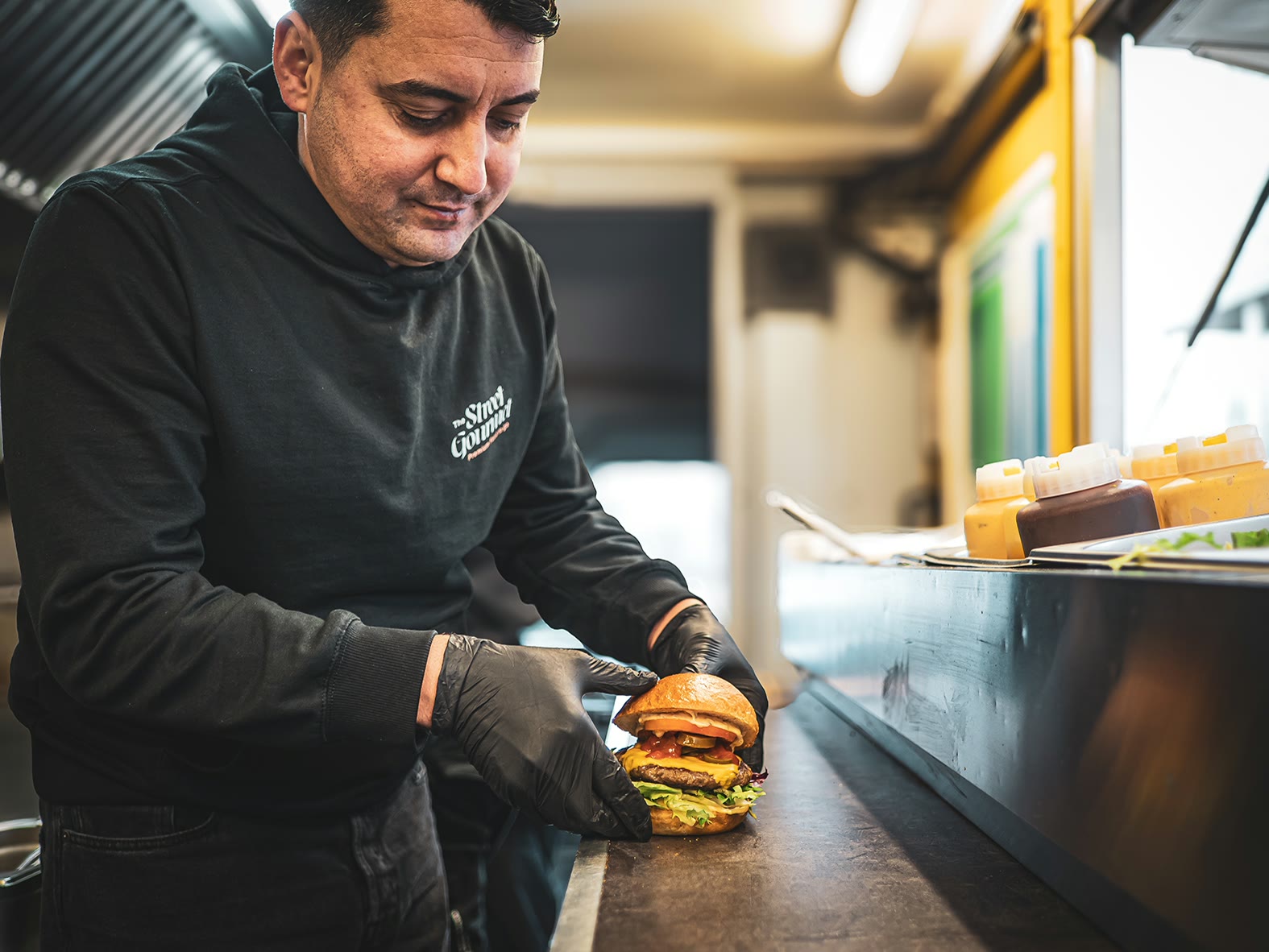 Street Gourmet, Koch richtet Burger an