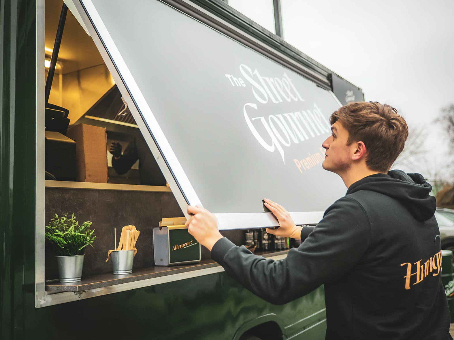 Street Gourmet, Crew öffnet die Truck-Klappe