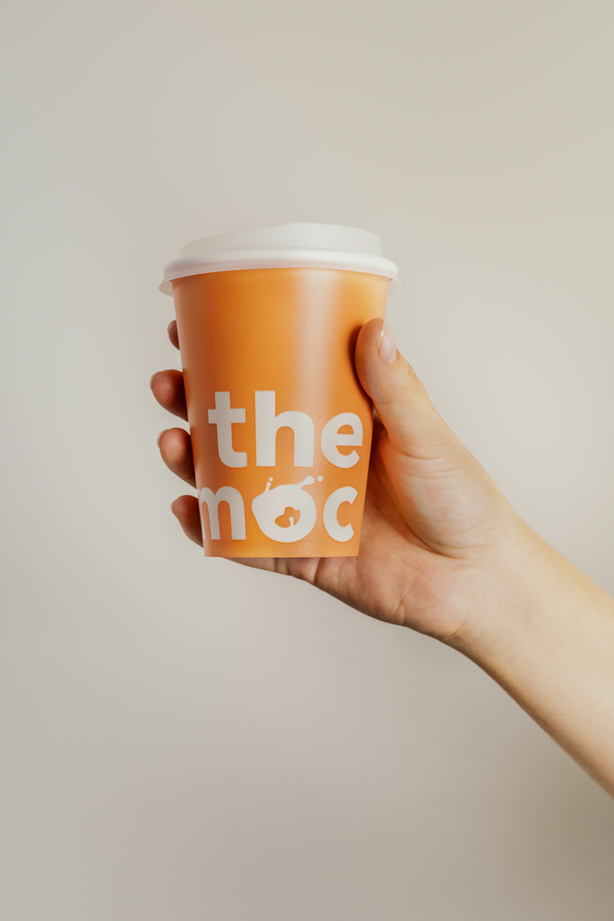 the moc, Becher in der Hand