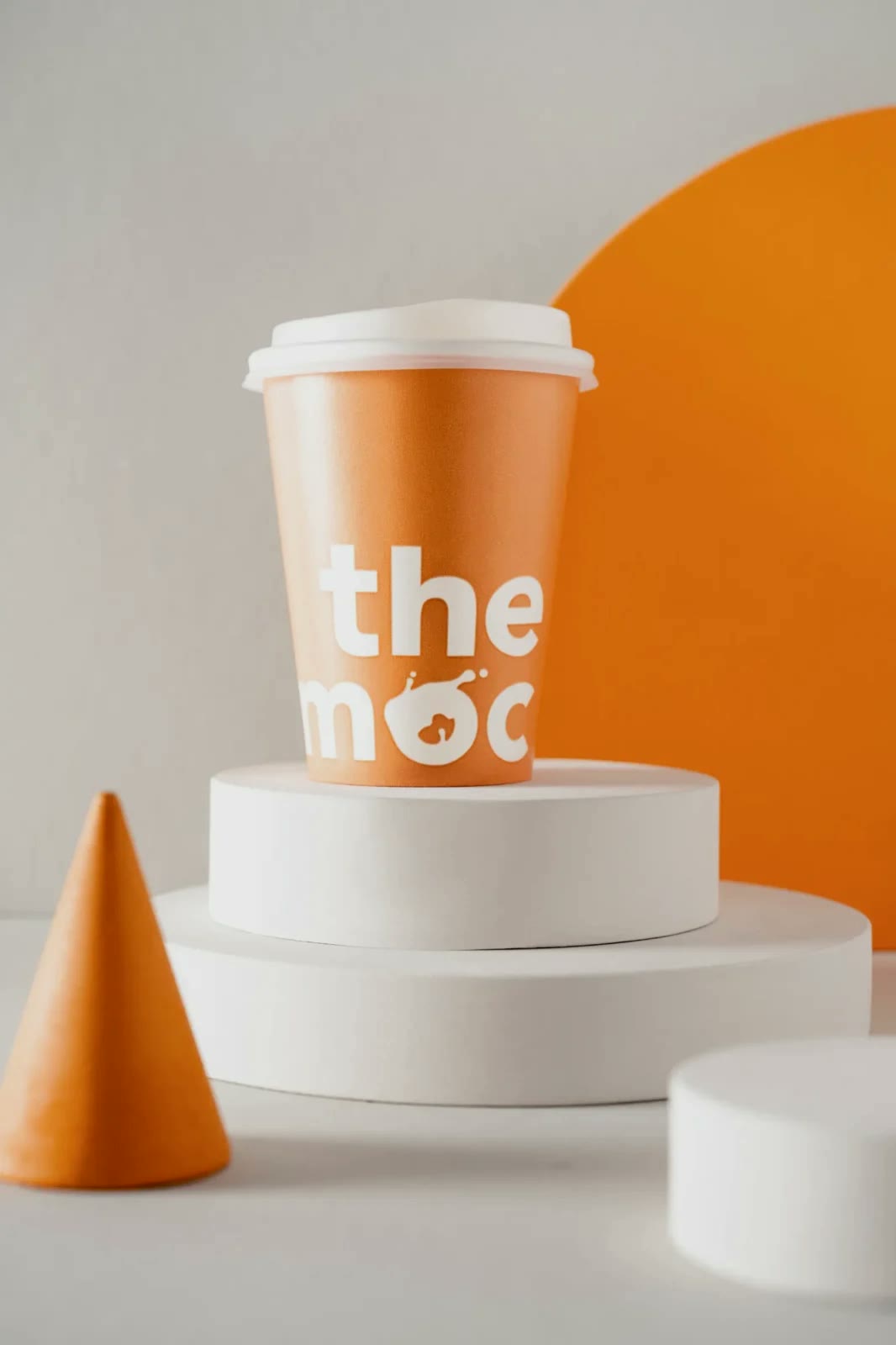 the moc, Becher auf dem Podest
