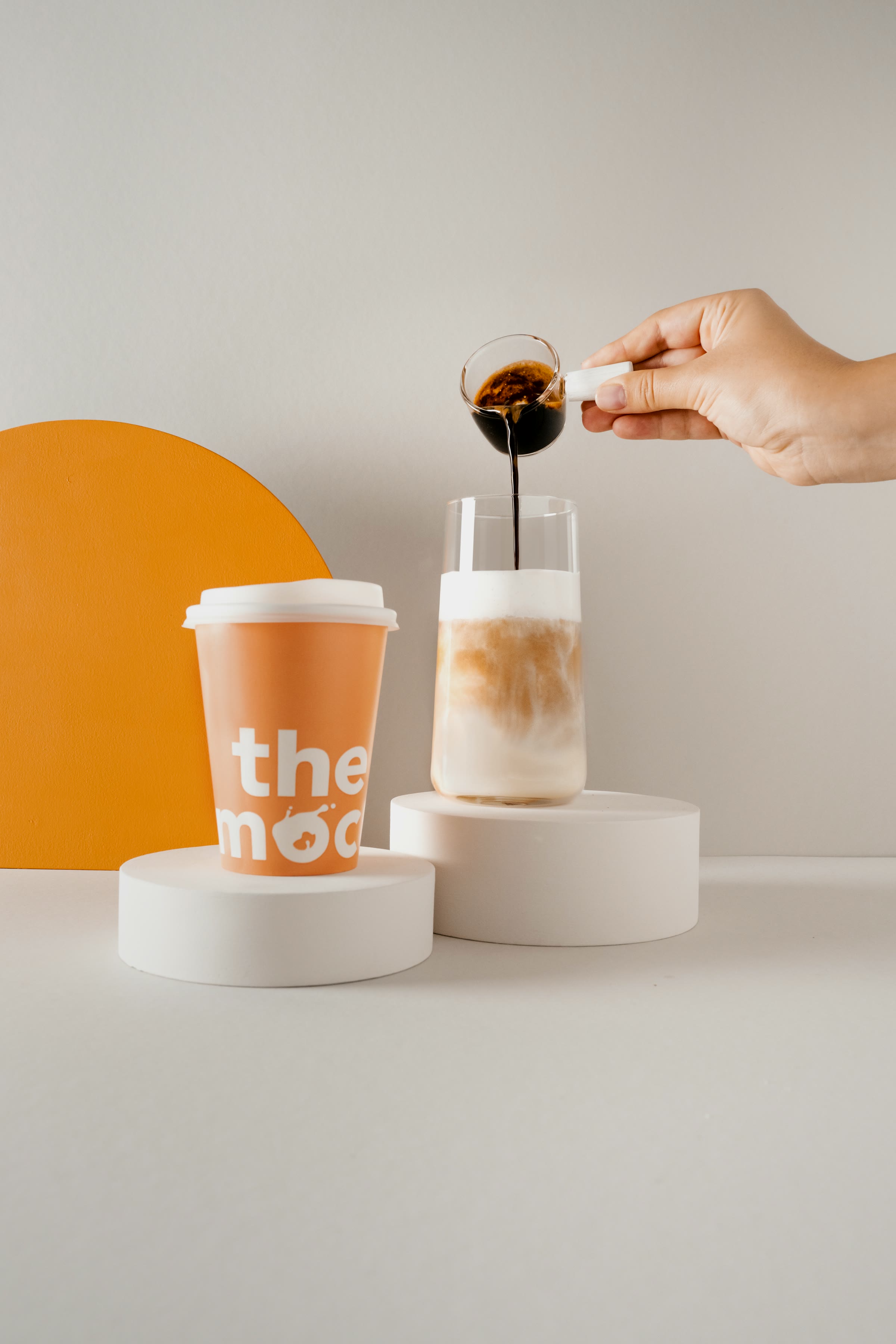 the moc, Espresso wird in den Latte gegossen