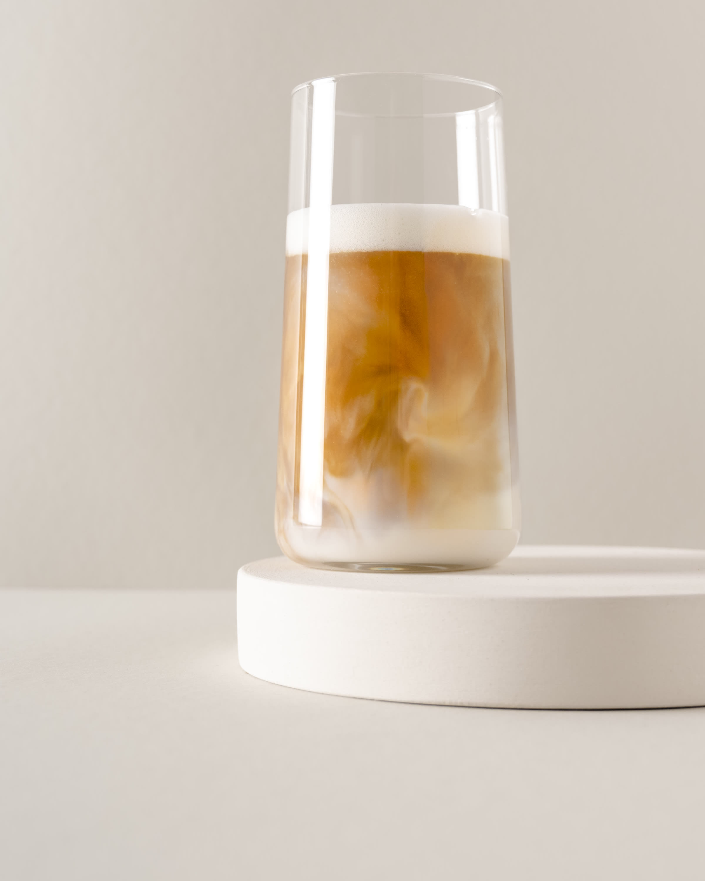 the moc, Caffè Latte im hohen Glas