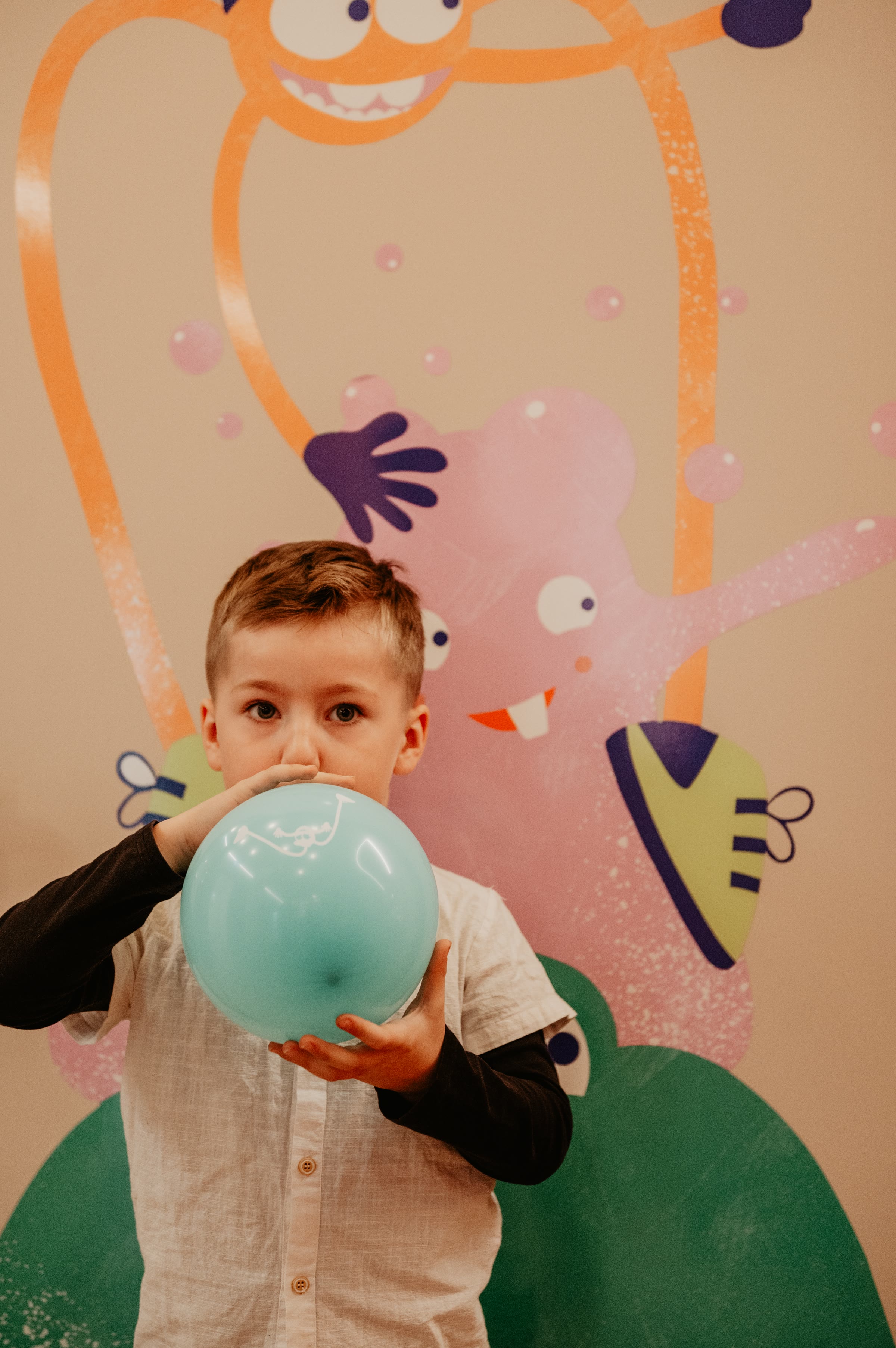 Wackelzahn Praxis, Junge mit Ballon vor der Türfolierung
