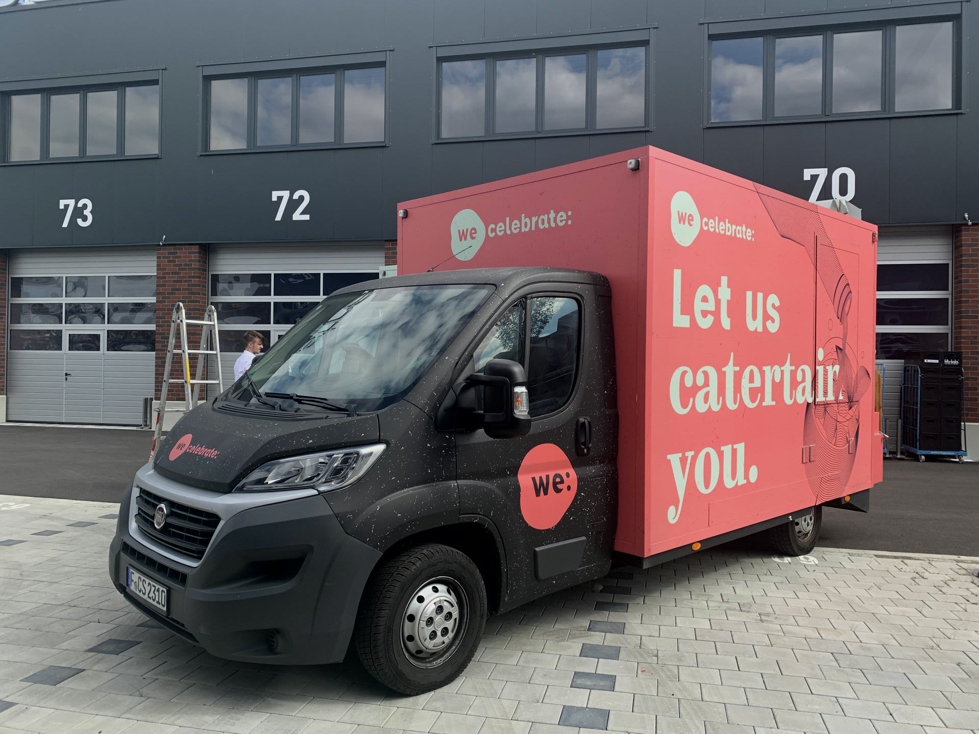 we:celebrate, Transporter und Foodtruck vor dem Firmensitz