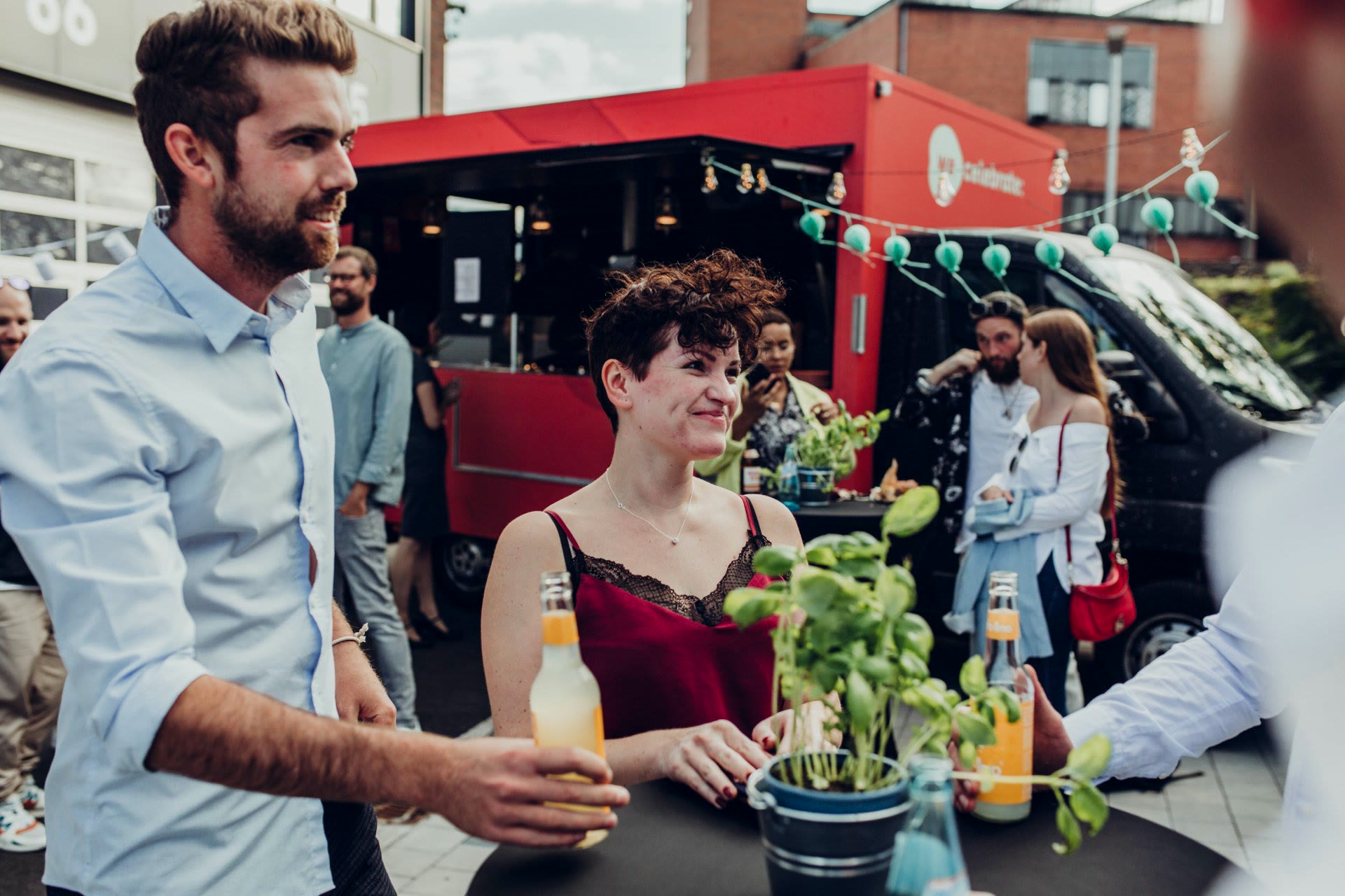 we:celebrate, Gäste mit Drinks am Foodtruck