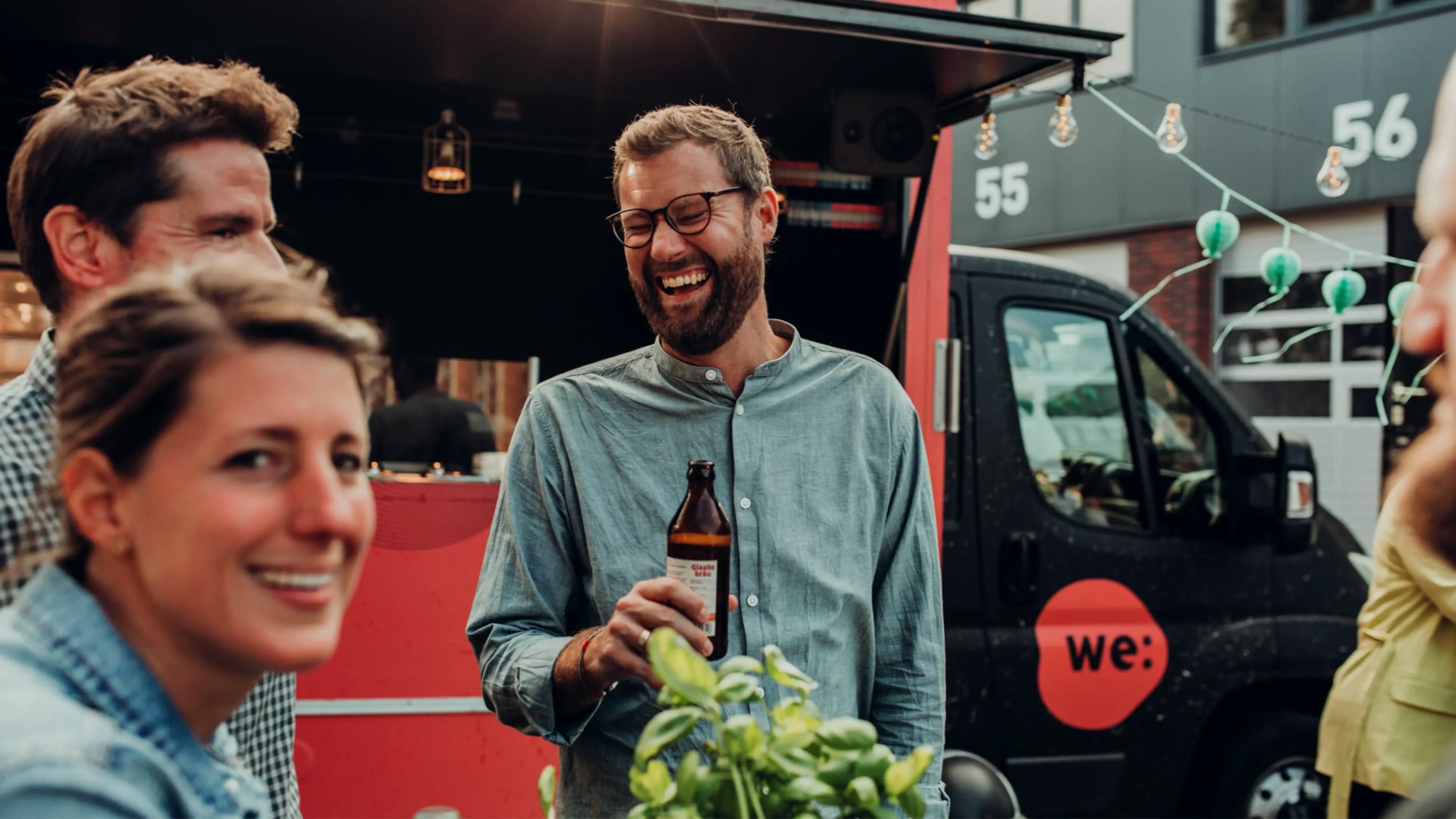 we:celebrate, Gäste vor dem Foodtruck bei einem Event