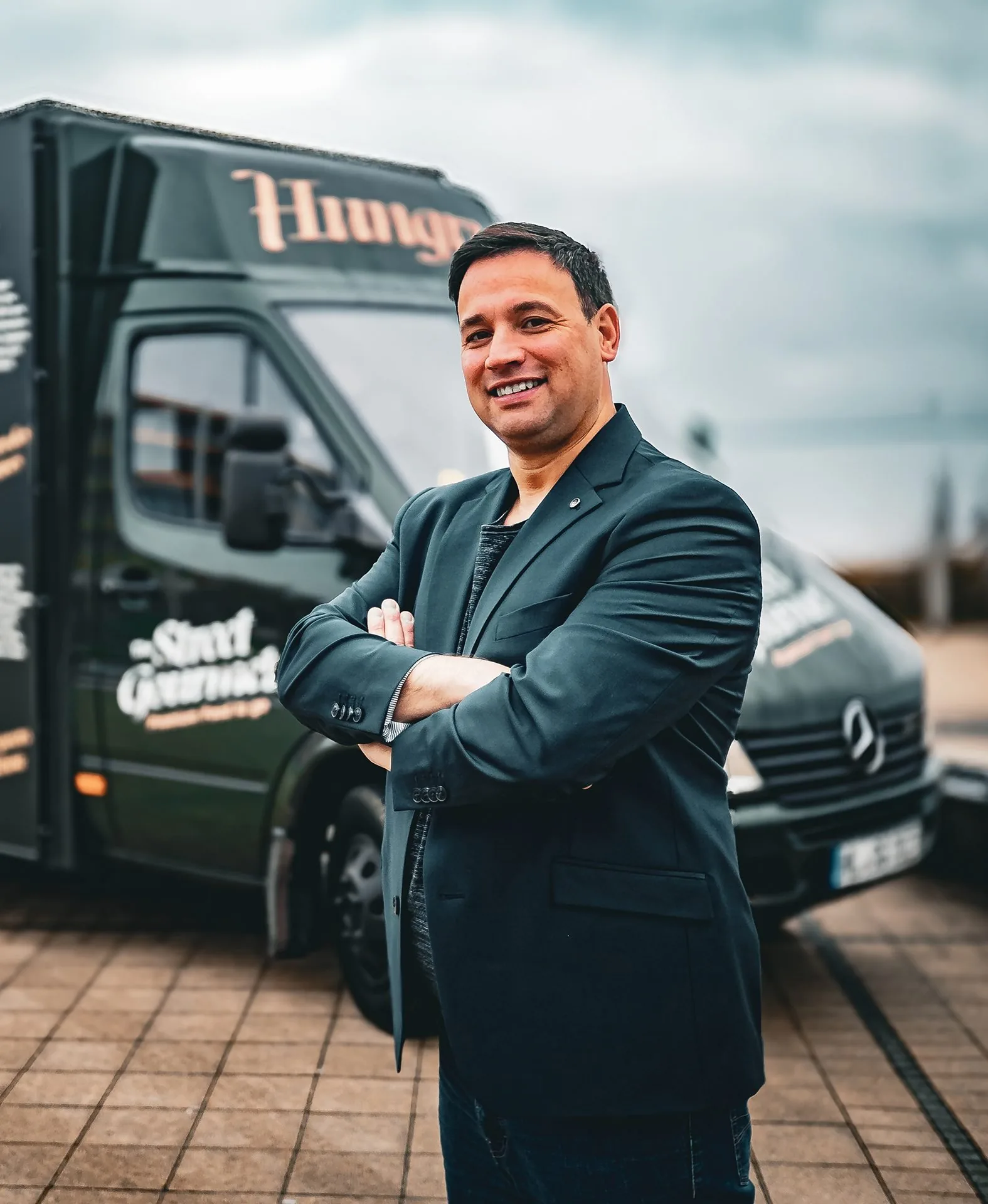 Marco, Inhaber von Street Gourmet, vor dem Foodtruck