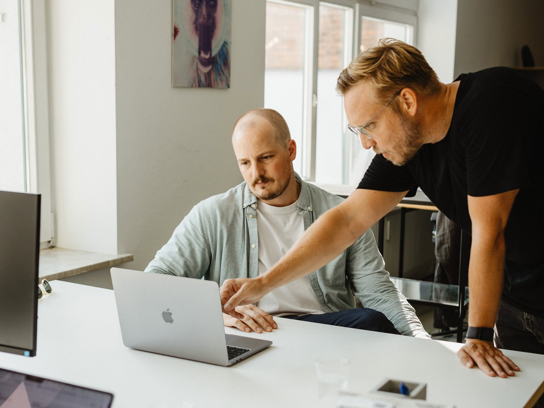 Wolfram und Christian arbeiten gemeinsam am Laptop